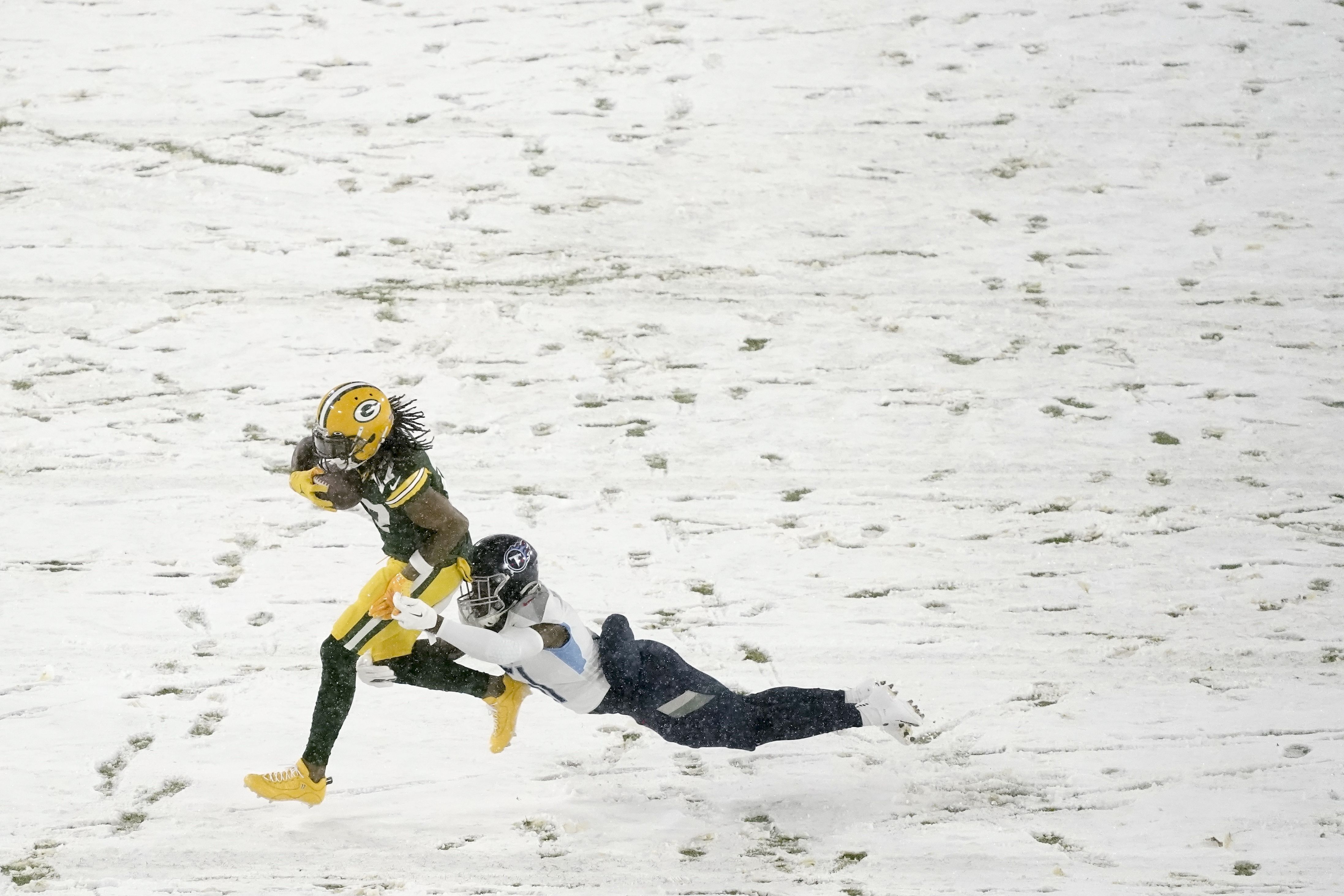 Adams Shines In Snow As Packers Trounce Titans 40-14