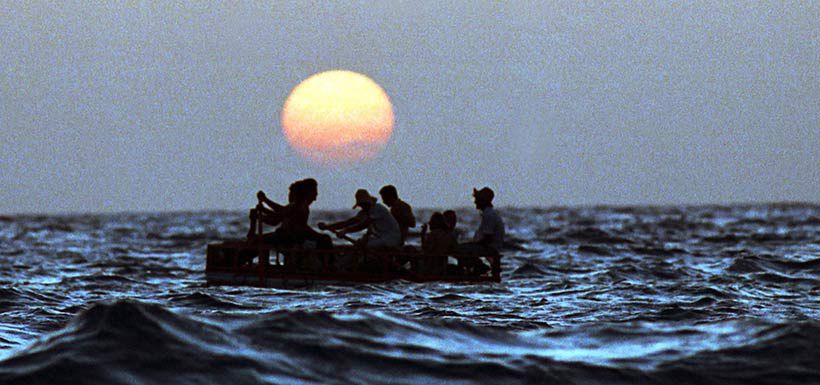 Un grupo de cubanos intenta llegar a Estados Unidos en una balsa, en agosto de 1994. foto: ap