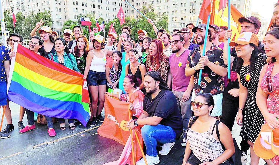 En la oposición hicieron un “banderazo” por el “apruebo”.