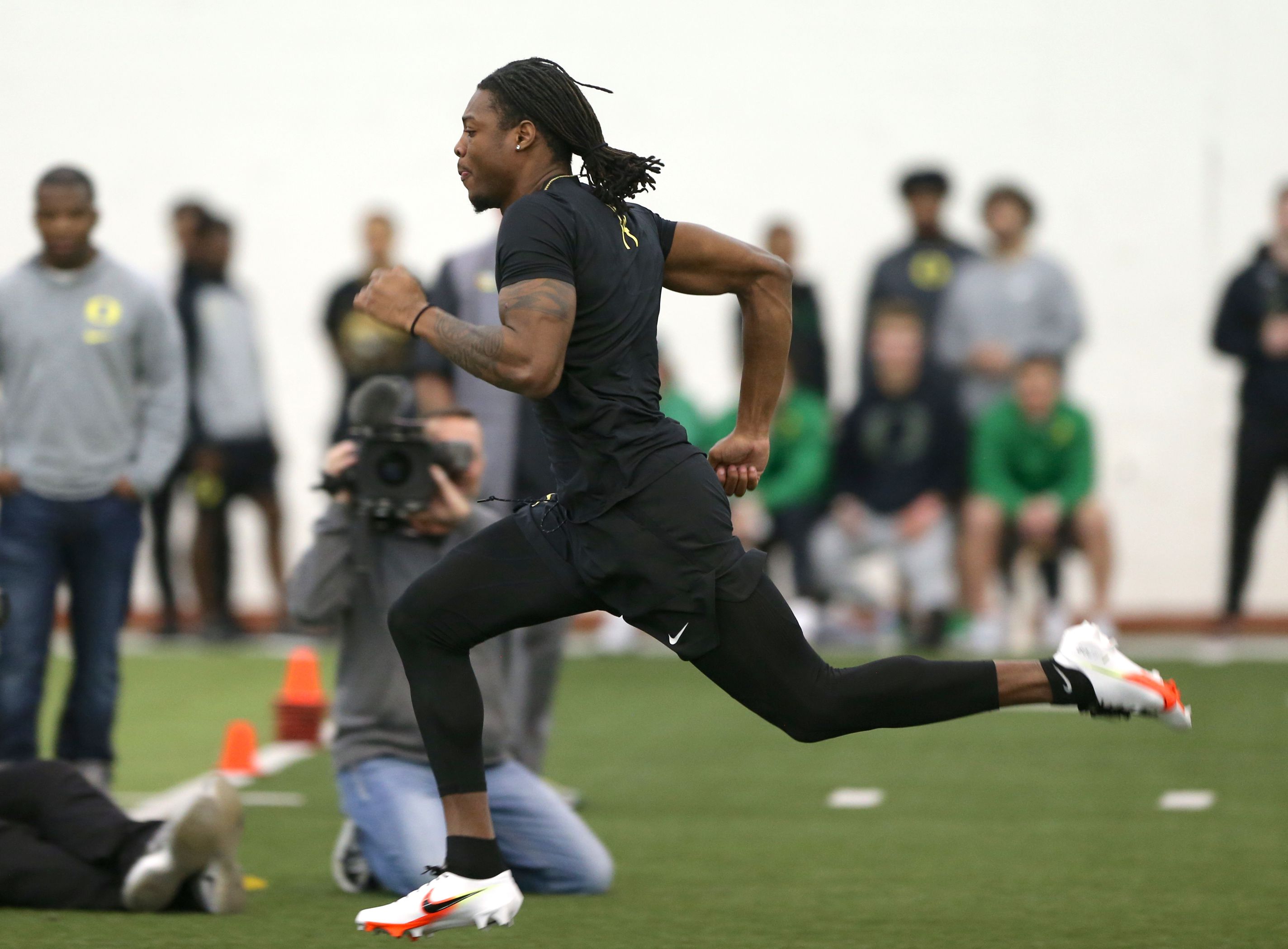 Justin Herbert Shows Off Arm Strength at Oregon Pro Day Ahead of