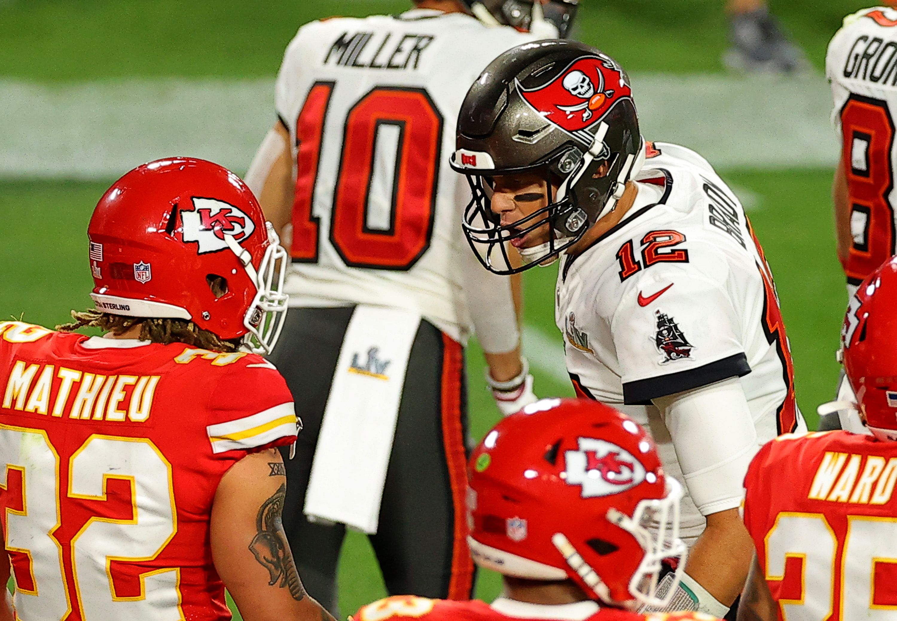 Tom Brady confronts Tyrann Mathieu after targeting the Chiefs
