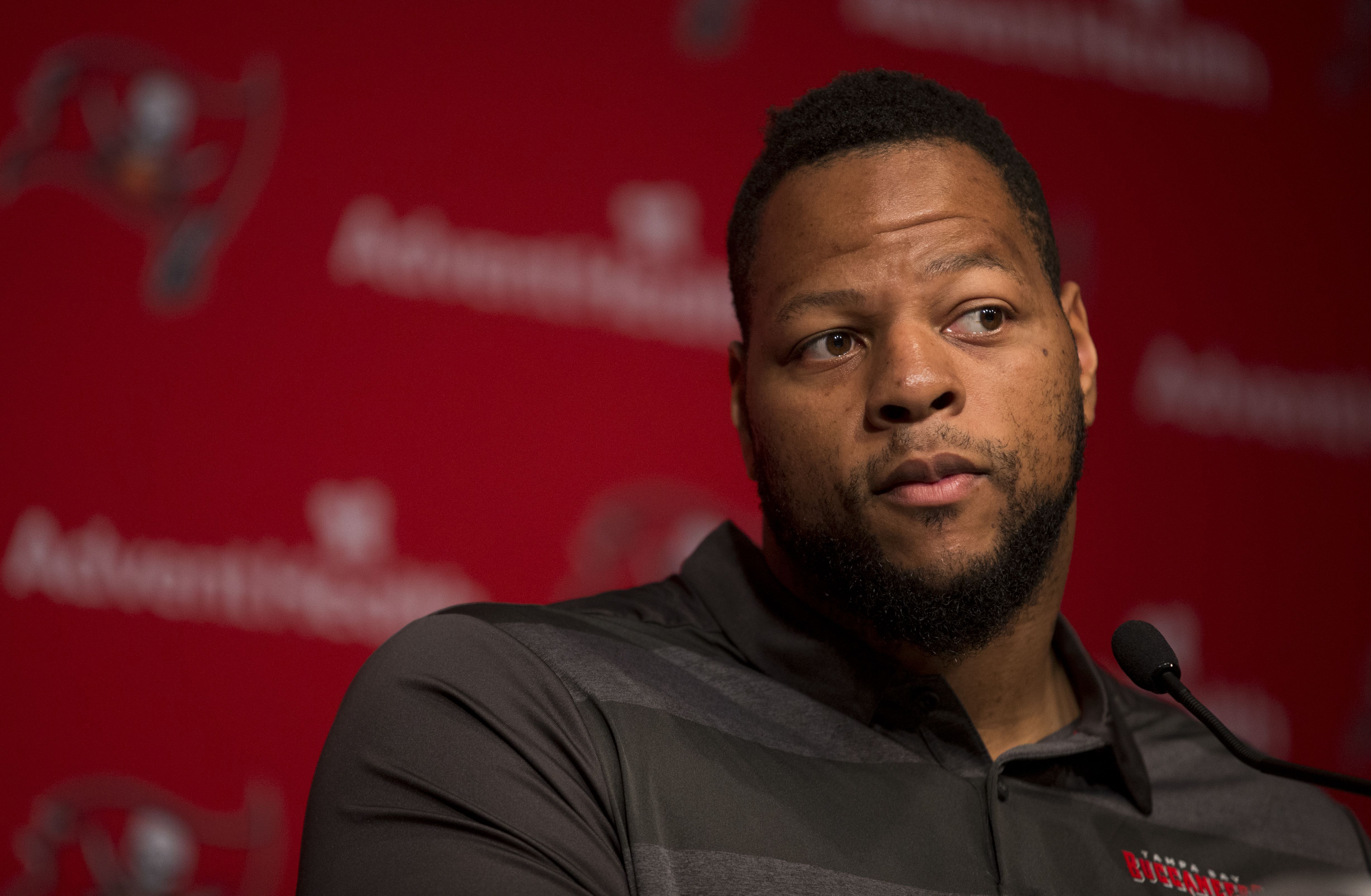 Ndamukong Suh practices with Buccaneers for first time