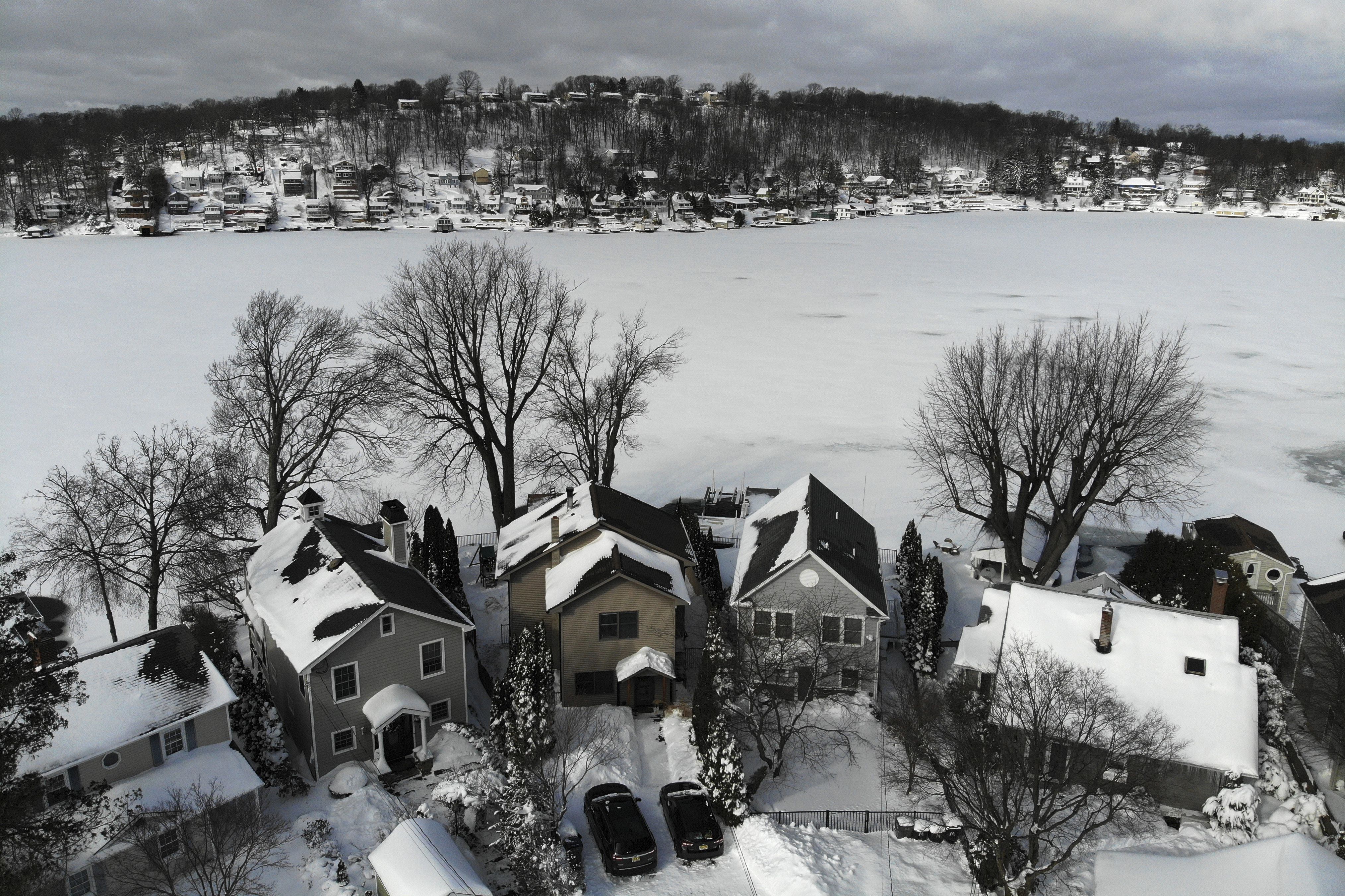 Snow falls from Linwood to Arlington