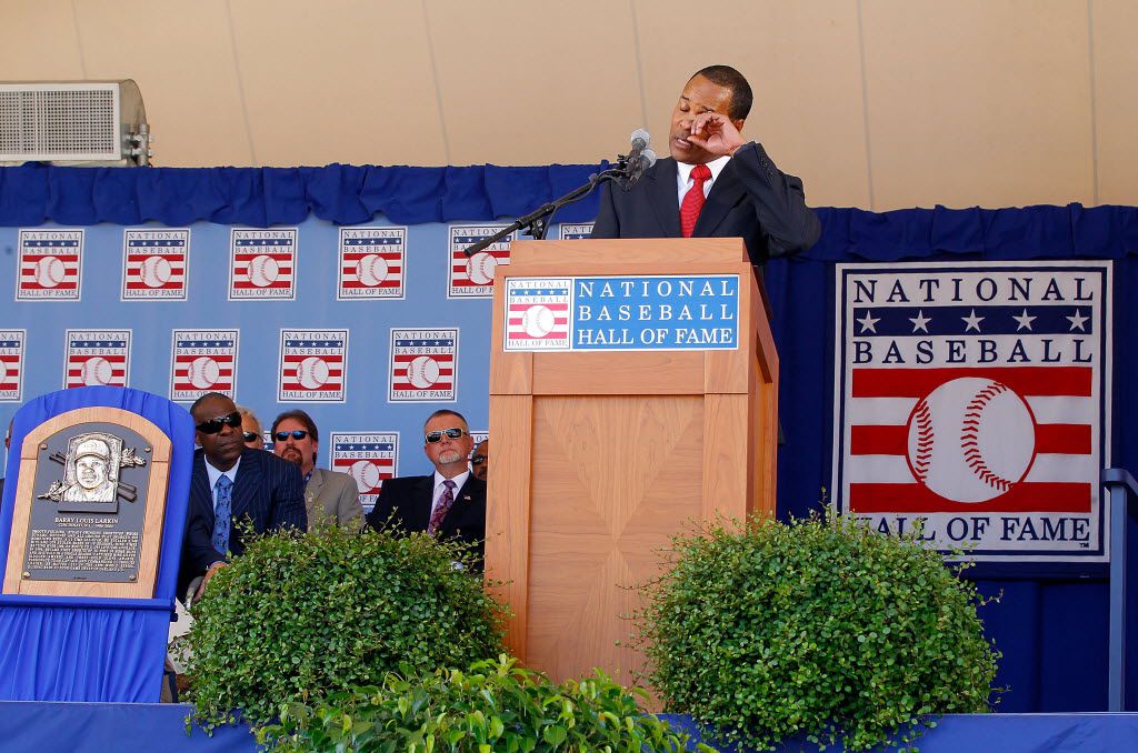 Barry Larkin, Ron Santo inducted to Baseball Hall of Fame