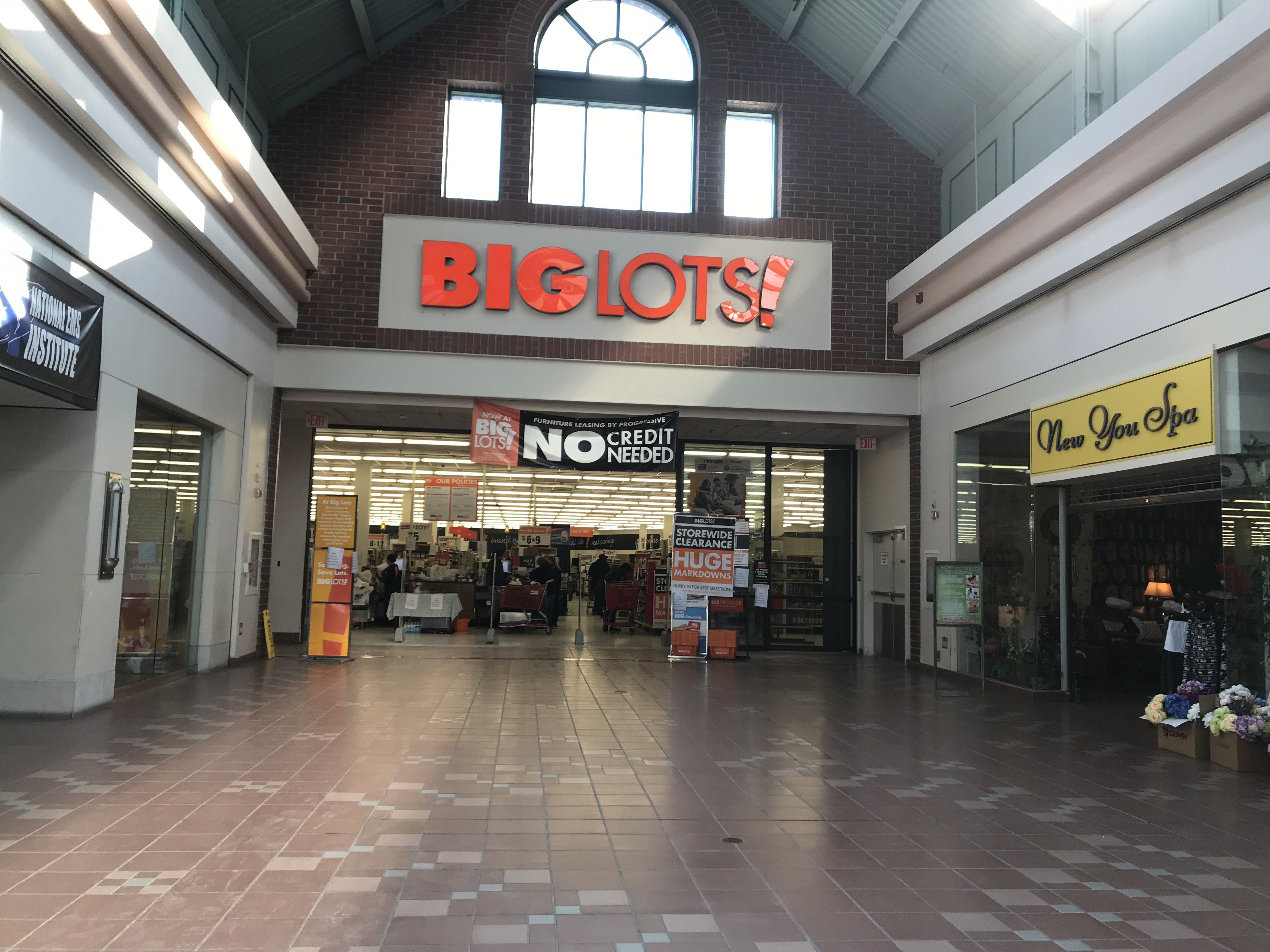 Malls ditch shopping to fill wasteland of vacant retail stores – Lowell Sun