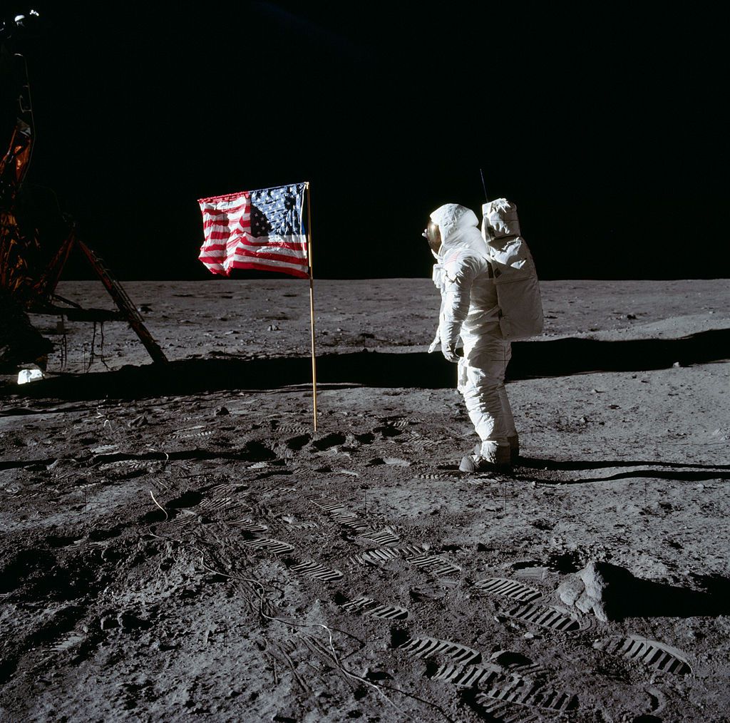 Buzz_Aldrin_and_the_U.S._flag_on_the_Moon_-_GPN-2001-000012.jpg