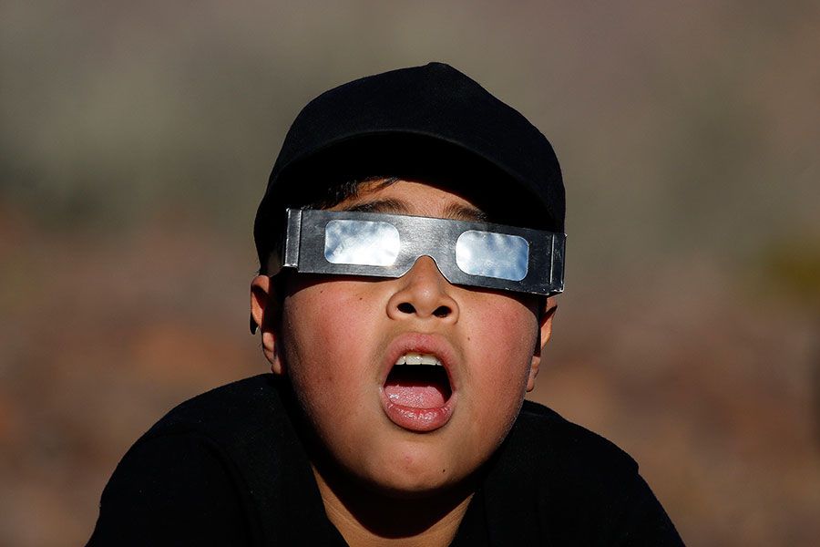 Niño impactado por el eclipse