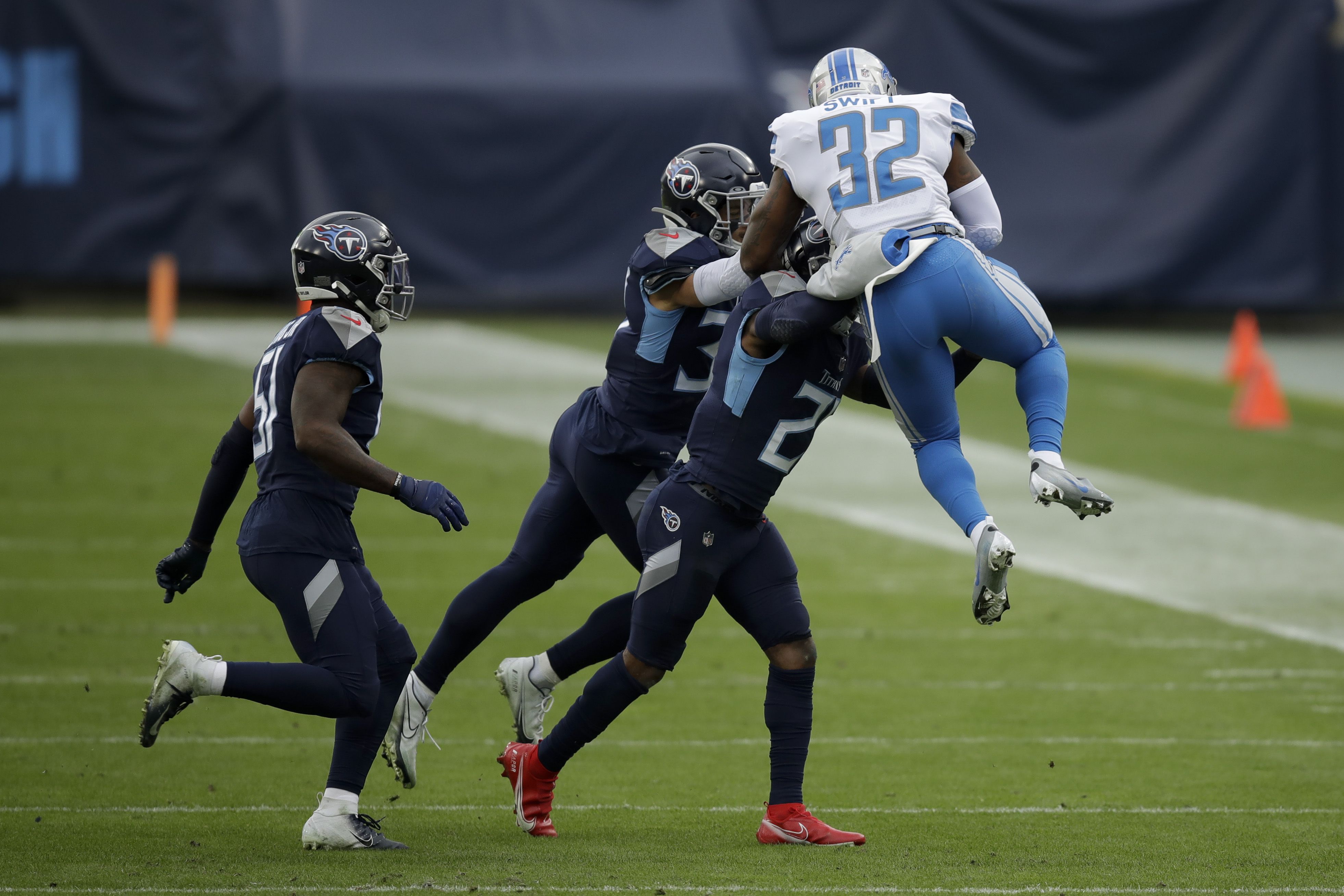 Tannehill has 5 TDs, Titans rout Lions 46-25