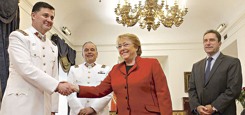 El general Ricardo Martínez junto a la Presidenta Bachelet, en La Moneda, además del general Humberto Oviedo y el ministro de Defensa, José Antonio Gómez.