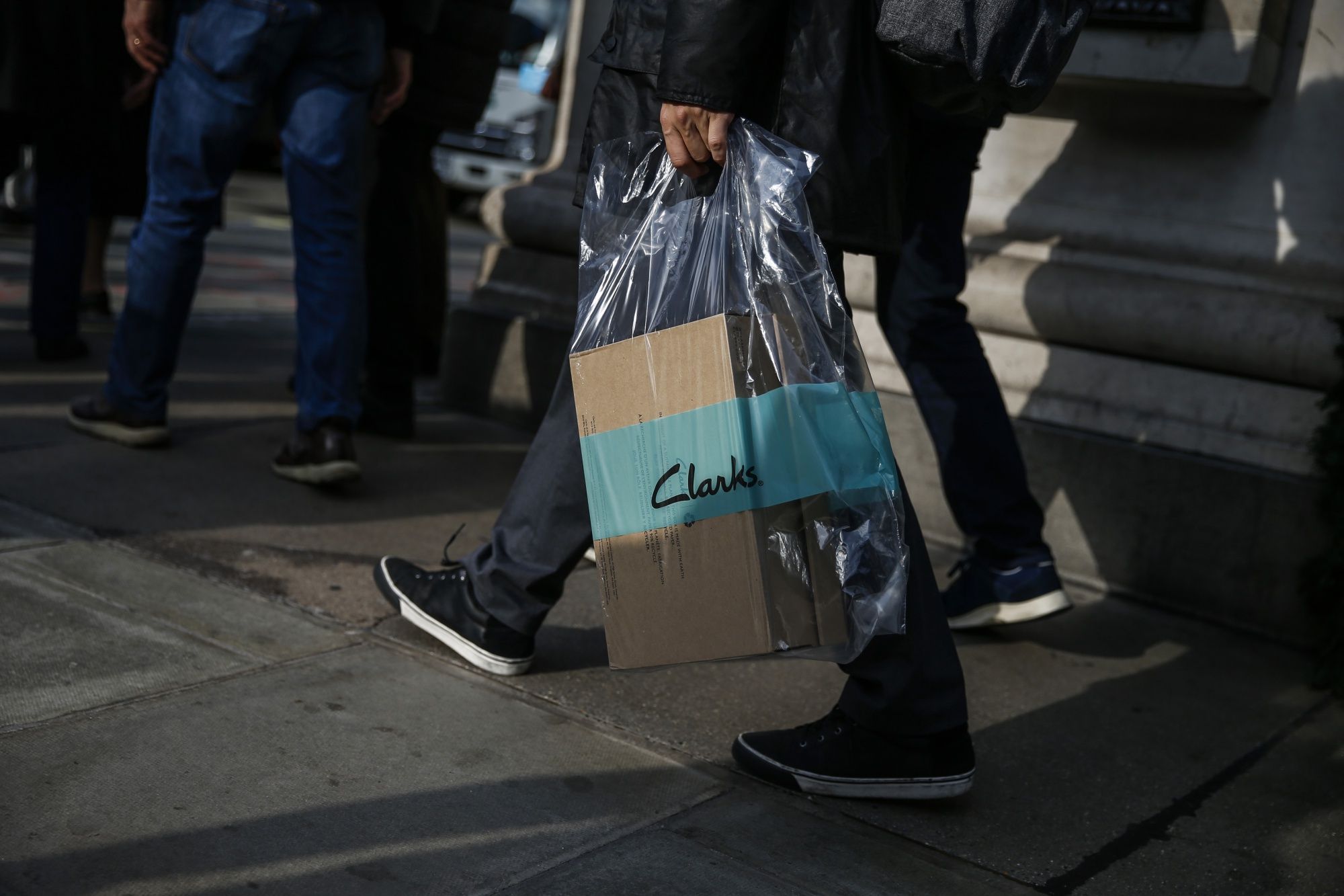 debajo Volverse loco Depender de Clarks, the footwear company, may shut 25% of its US stores as it delves  deeper into digital sales - The Boston Globe