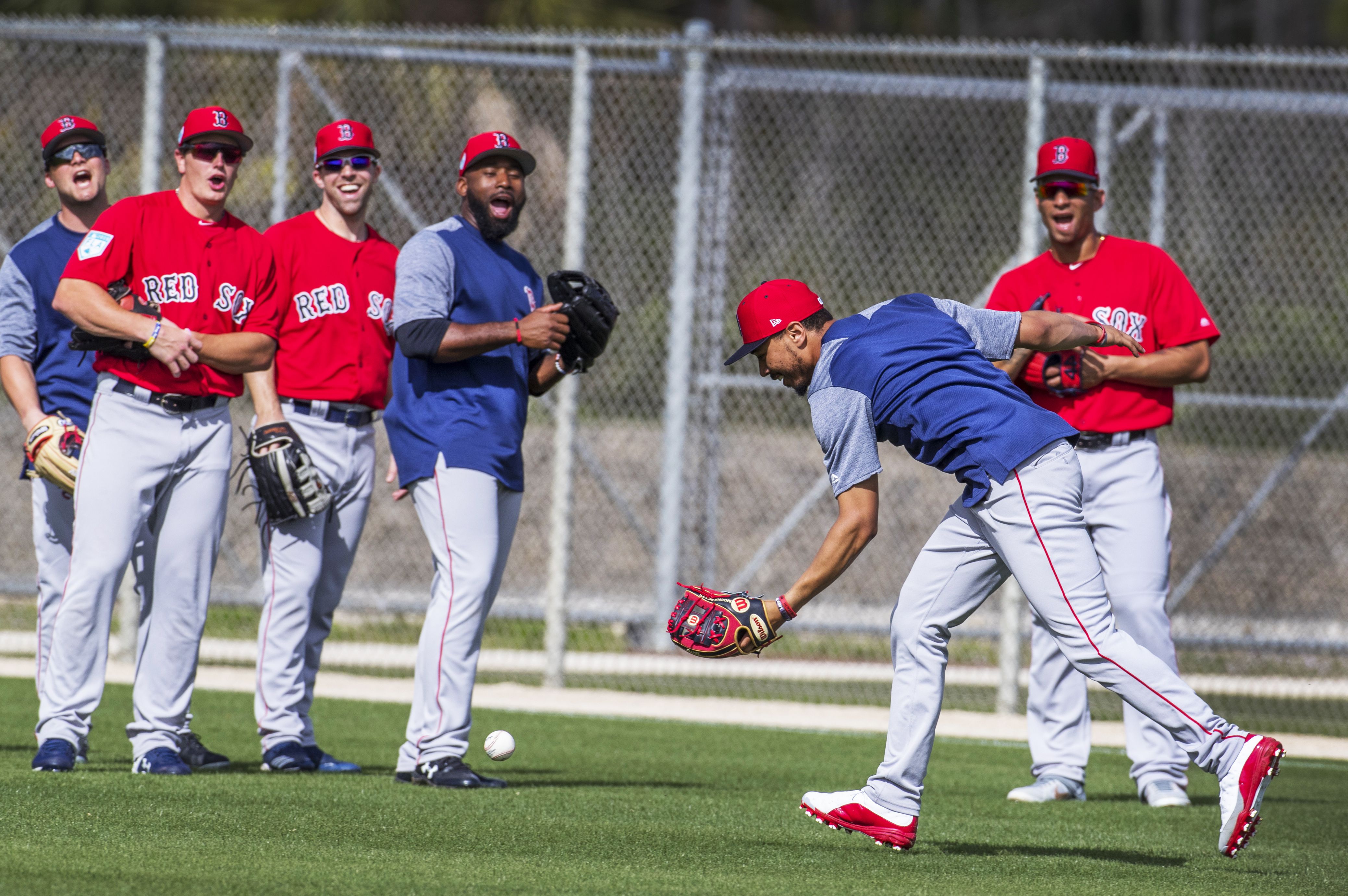 Brewers sign former Red Sox outfielder Tapia