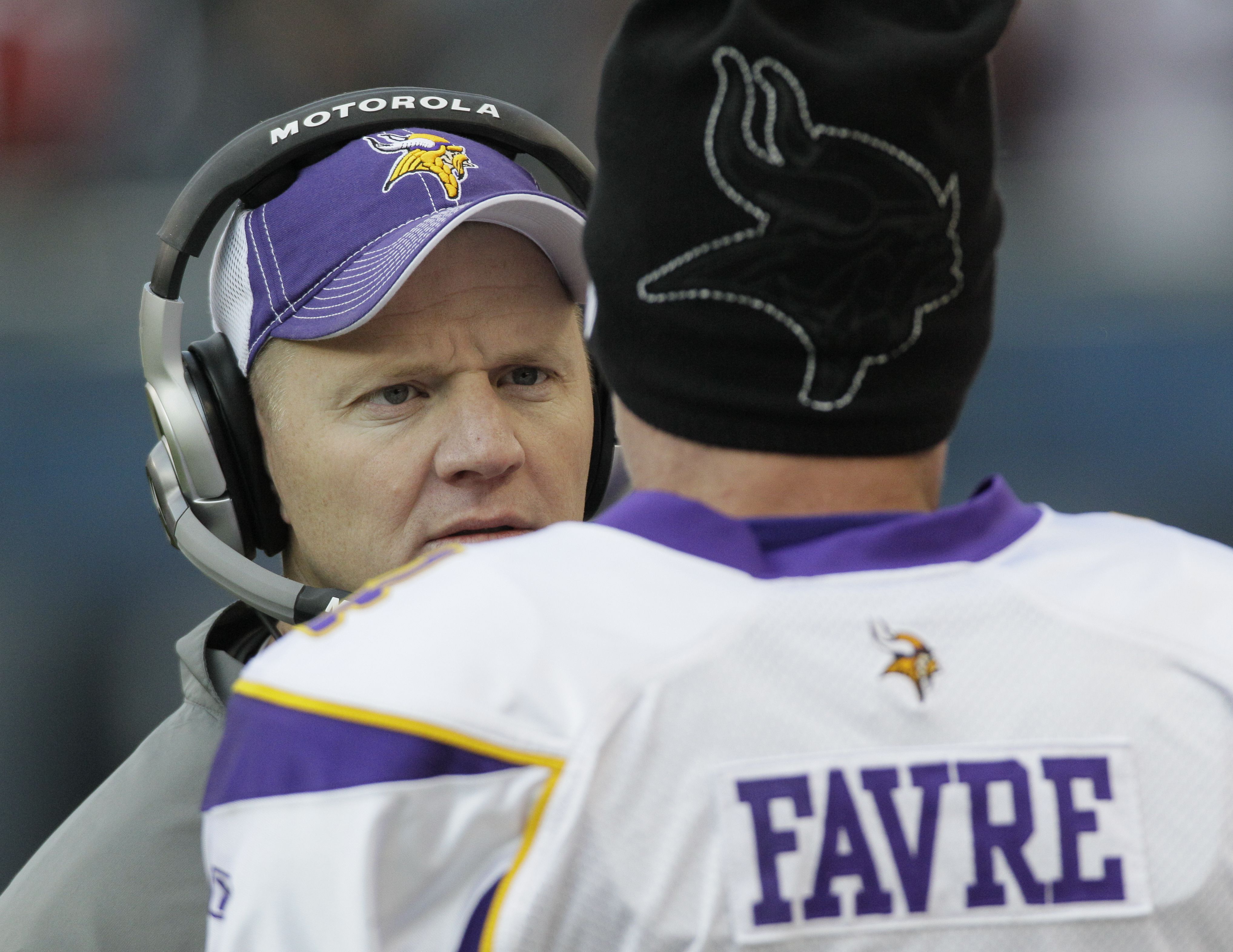 AP Source: Favre says sorry to Viking teammates