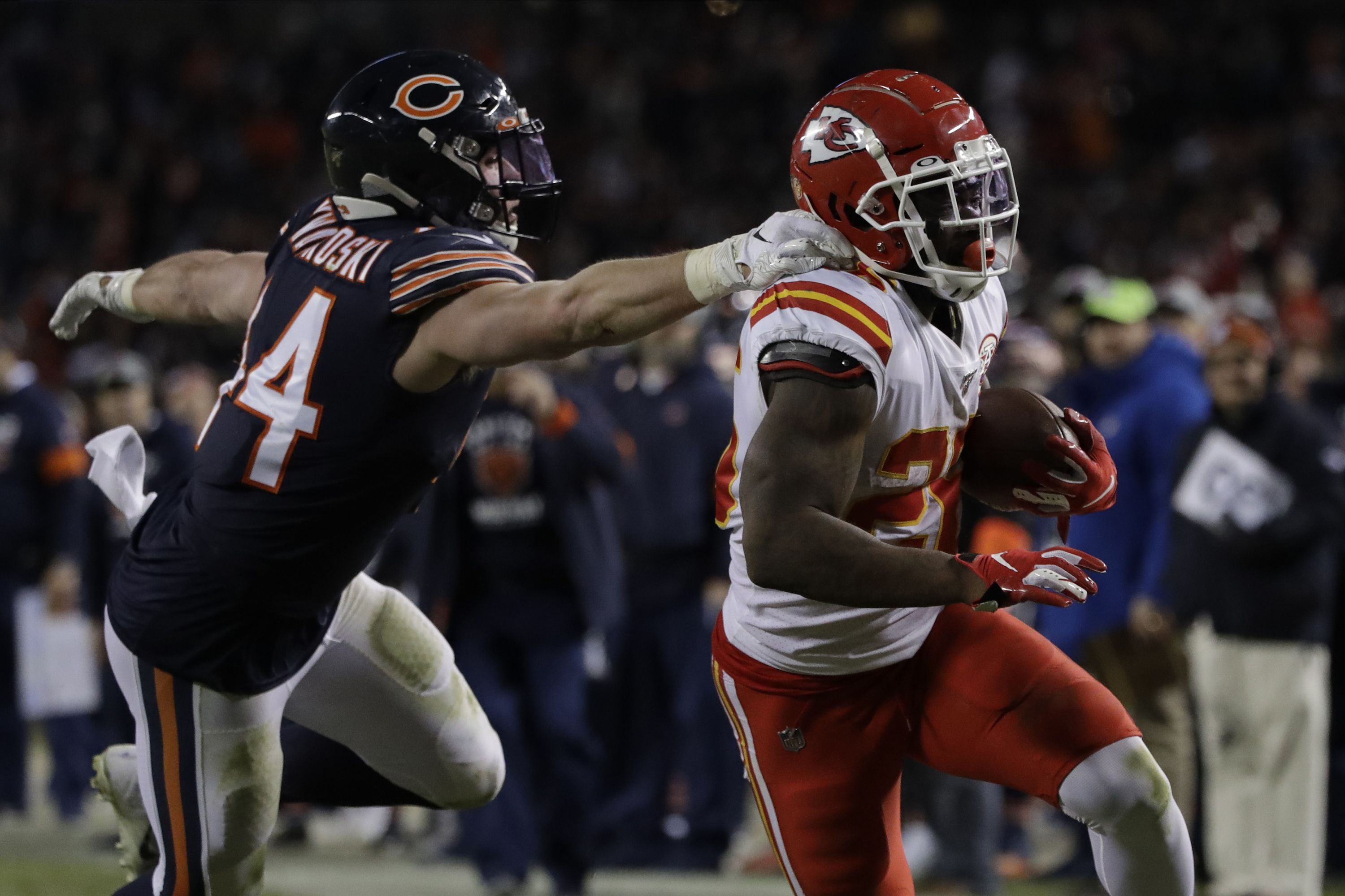 Mahomes Throws 2 TDs, Runs for 1 as Chiefs Beat Bears 26-3