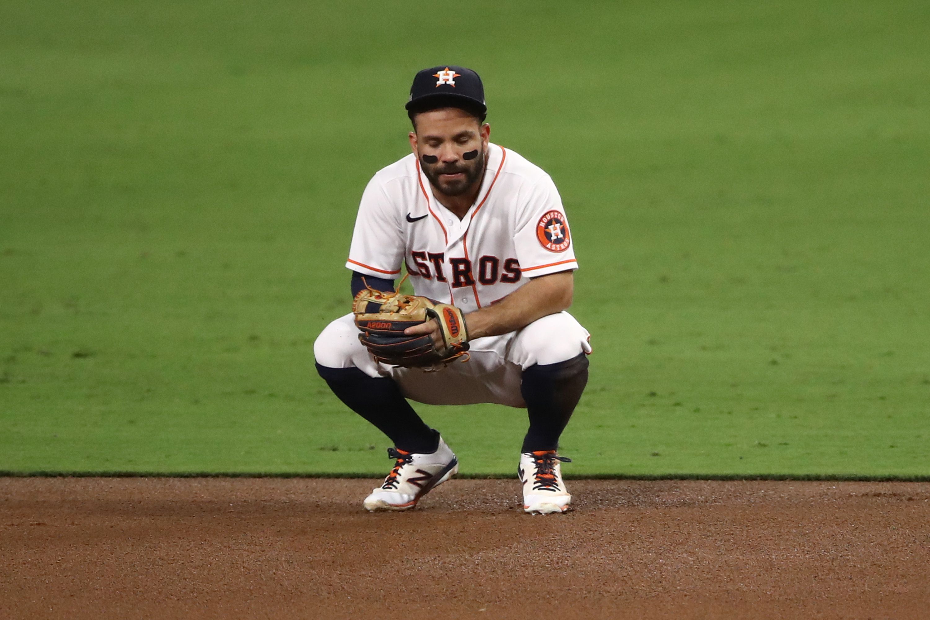 It sure seems like Jose Altuve suddenly has the yips at second base
