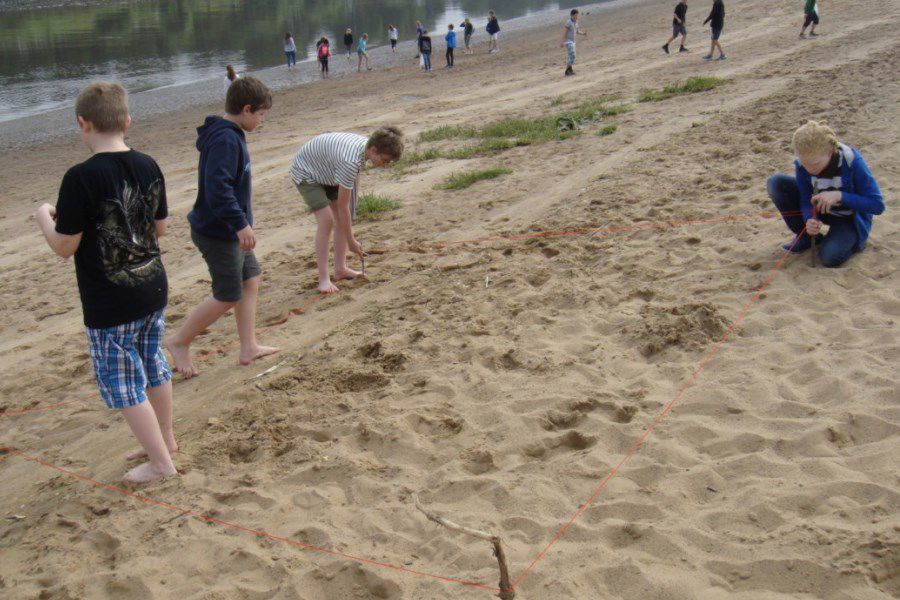 Niños-en-playa-alemana-recogiando-datos-de-la-basura.jpg