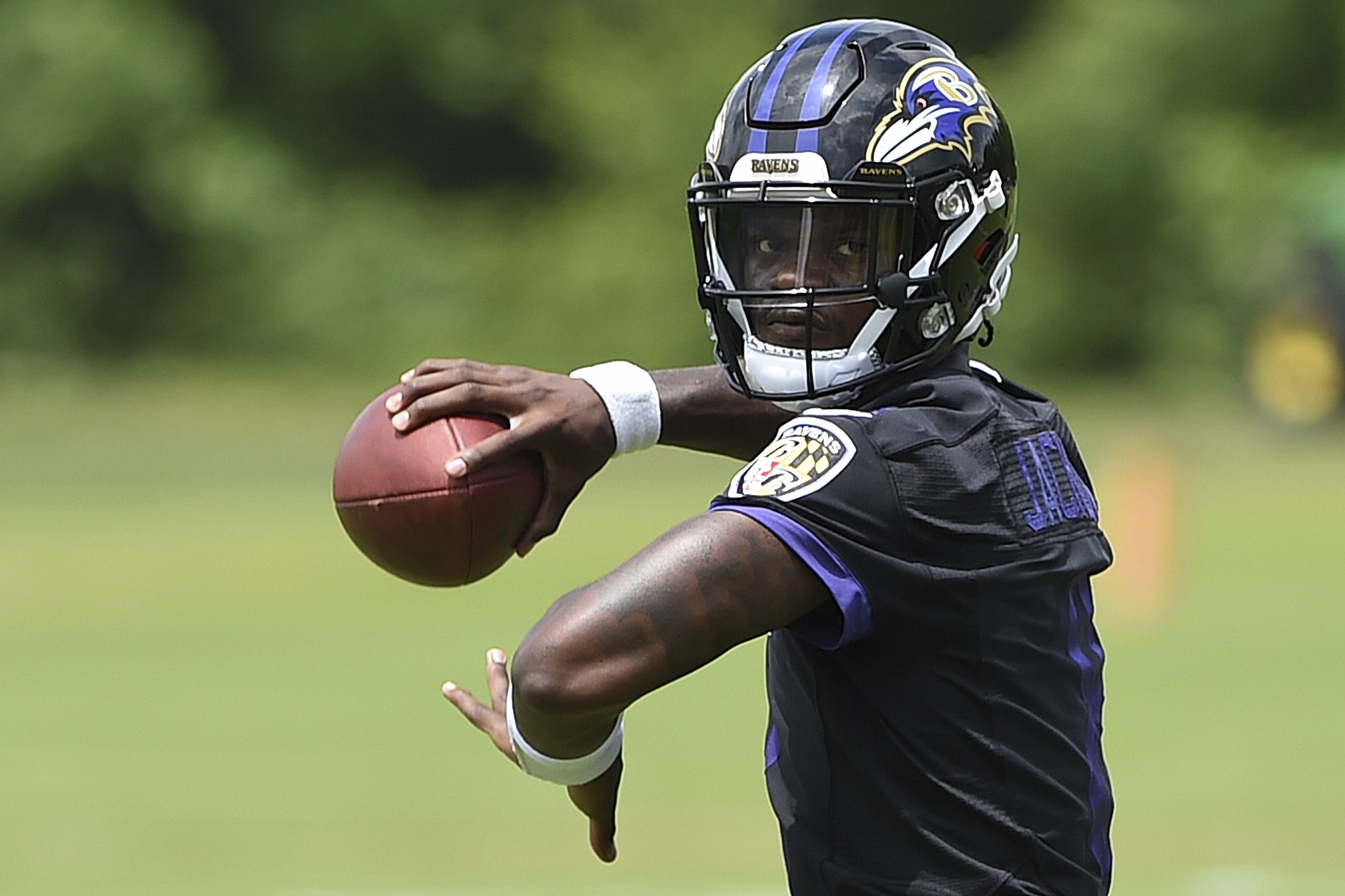 Baltimore Ravens quarterback Lamar Jackson works out during an NFL football  training camp practice, Monday, Aug. 24, 2020, in Owings Mills, Md. (AP  Photo/Julio Cortez Stock Photo - Alamy