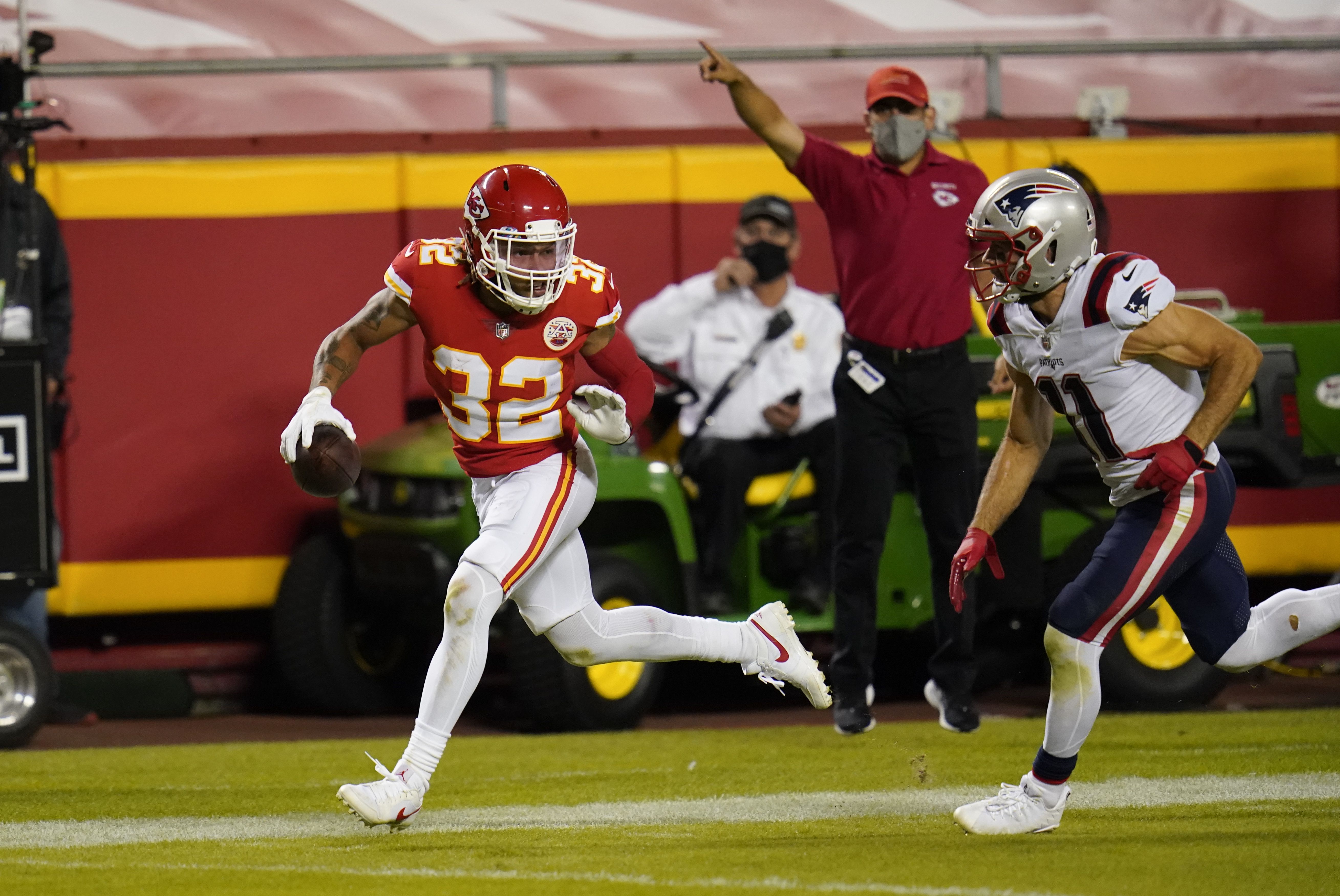 Defense carries Chiefs to 26-10 win over Pats