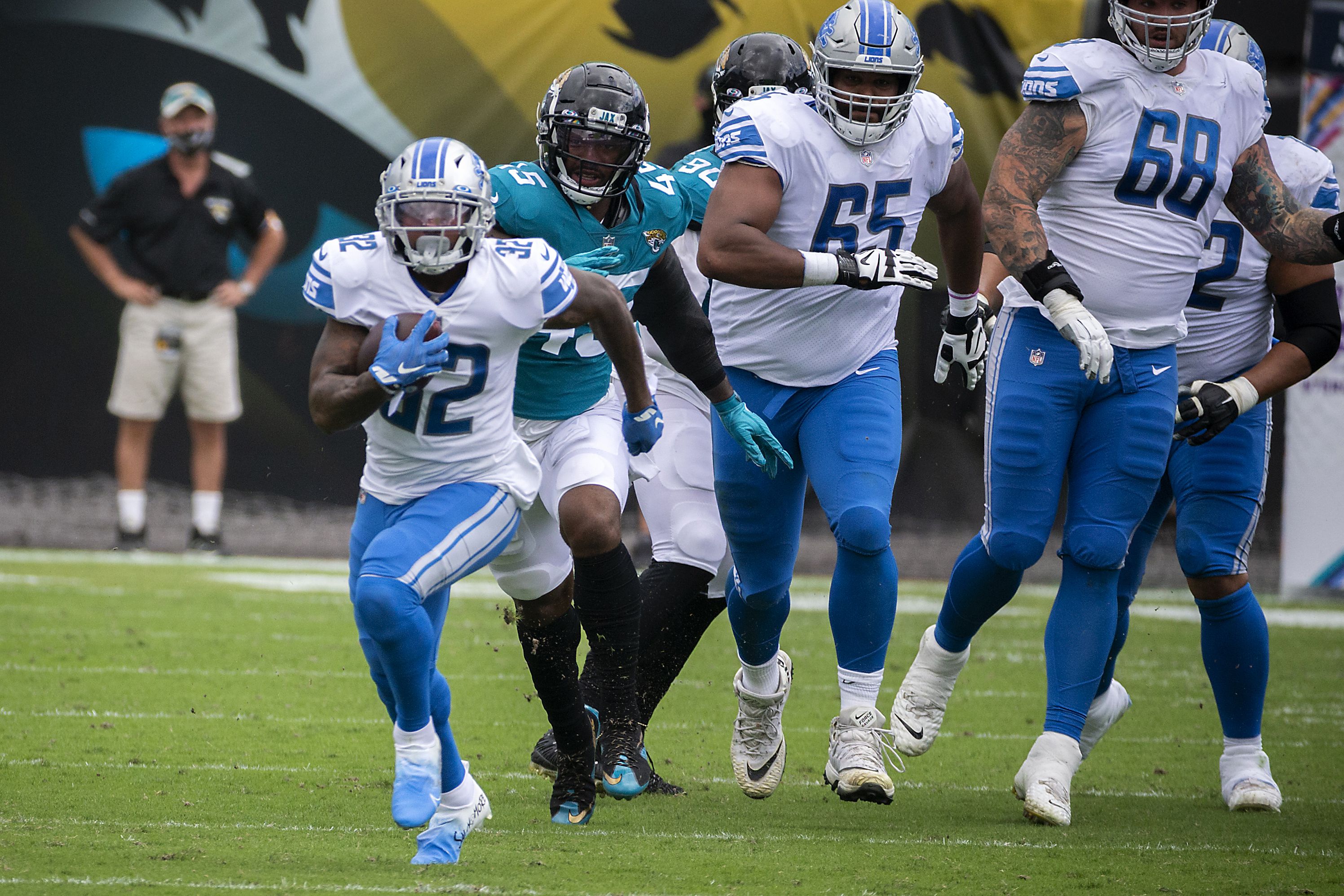 Lions head coach Matt Patricia gives O-line coach Hank Fraley game ball