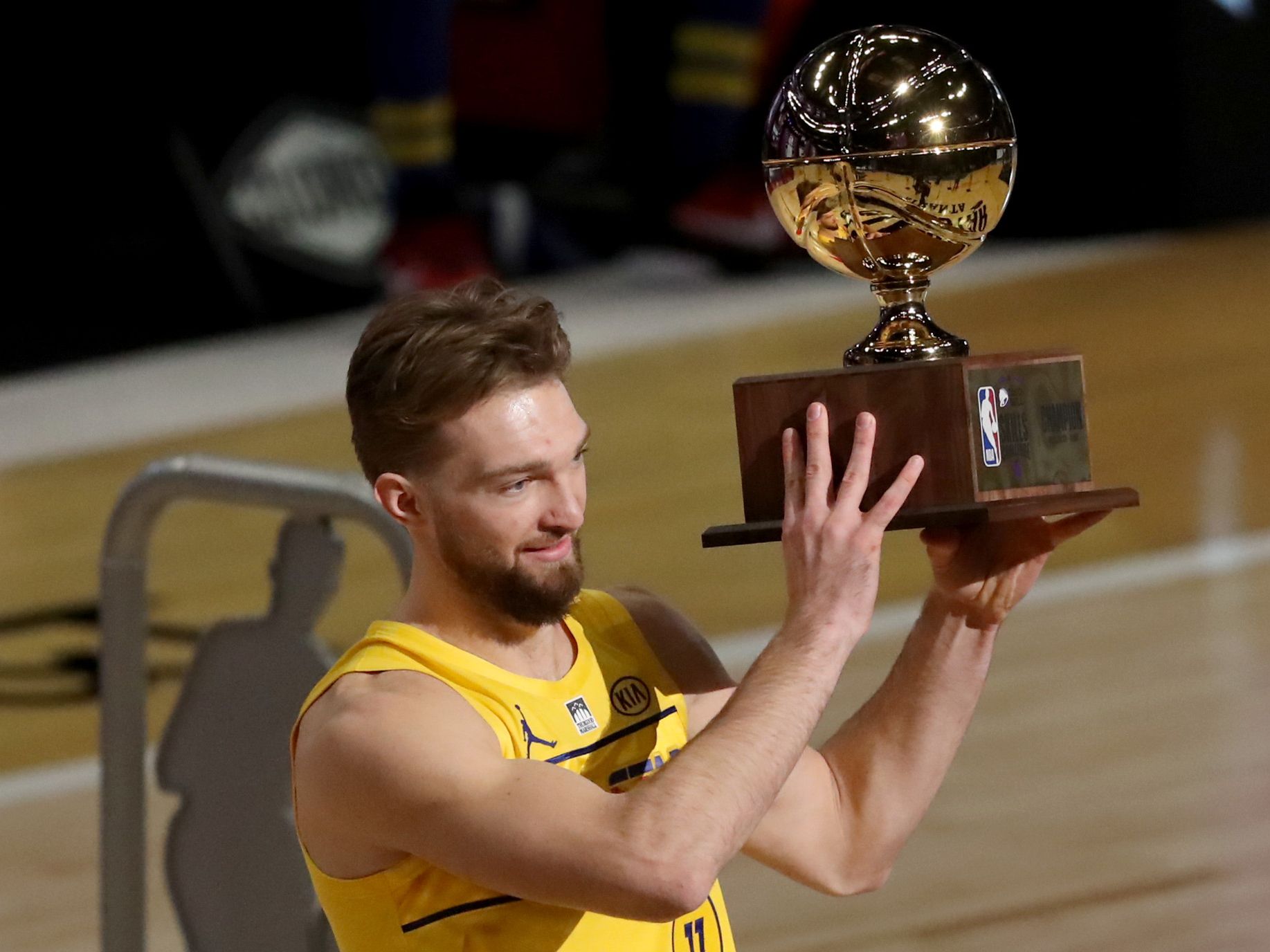Curry bags 3-point title, Sabonis shows skills