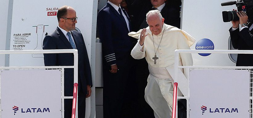 pope-francis-waves-as-21134113