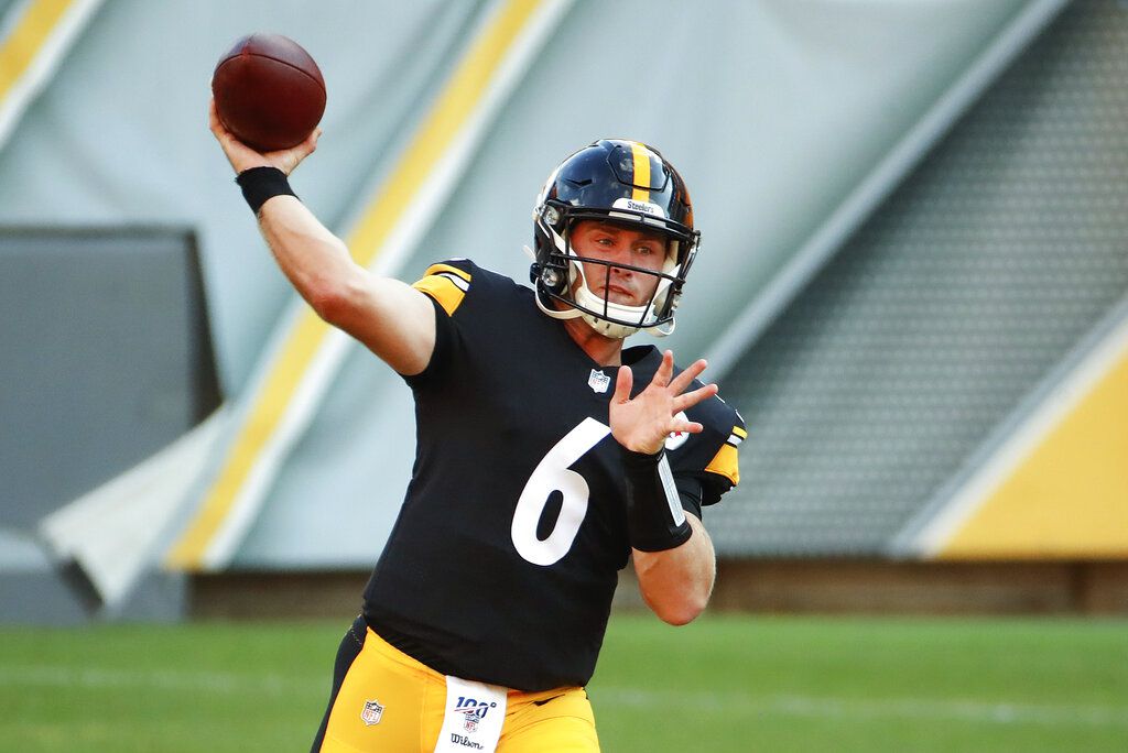 Pittsburgh Steelers quarterback Devlin Hodges (6) during an NFL football  training camp practice in Latrobe, Pa., Sunday, July 28, 2019. (AP  Photo/Keith Srakocic Stock Photo - Alamy