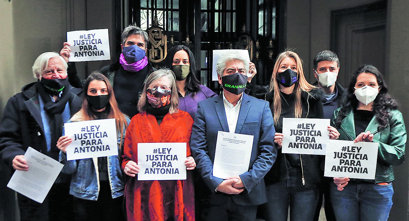 El padre de Antonia junto a parlamentarios presentan proyecto de ley JusticiaParaAntonia