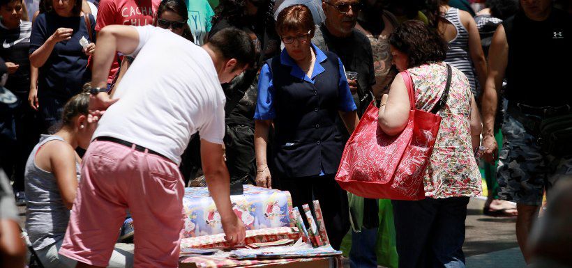 Santiaguinos realizan las ultimas compra para esta navidad