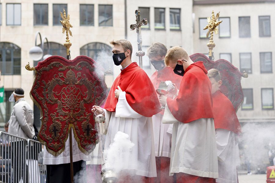 Der Kölner Erzbischof Rainer Maria Kardinal Woelki feierte einen Fronleichnamsgottesdienst unter freiem Himmel mit rund