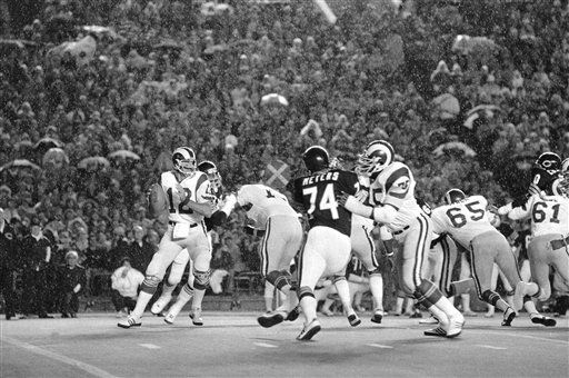 Quarterback Joe Namath of the LA Rams smiles during a game at the LA  News Photo - Getty Images