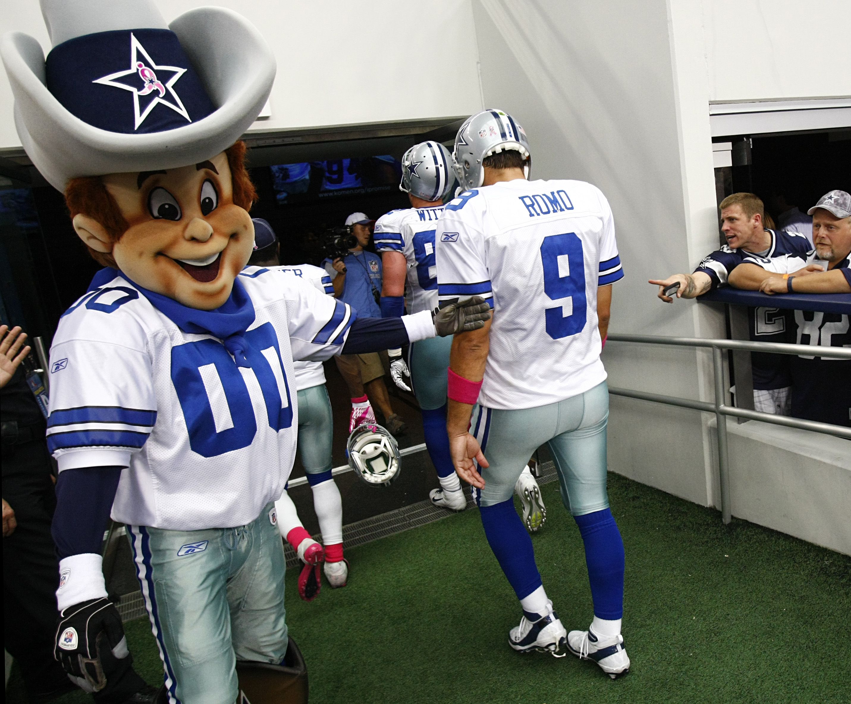 Dallas Cowboys' 'Rowdy' Wins Favorite NFL Mascot of the Year