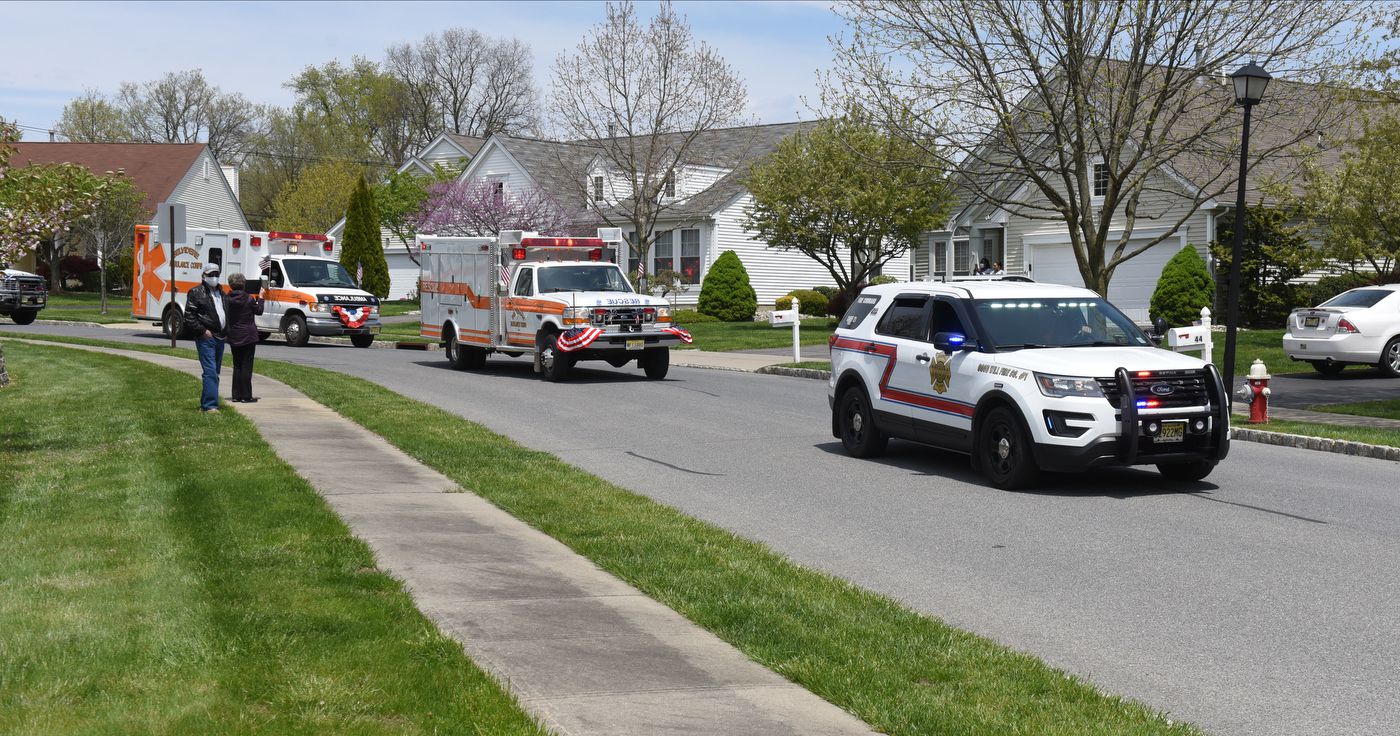 Neighbors surprise 100-year-old Navy veteran with birthday parade