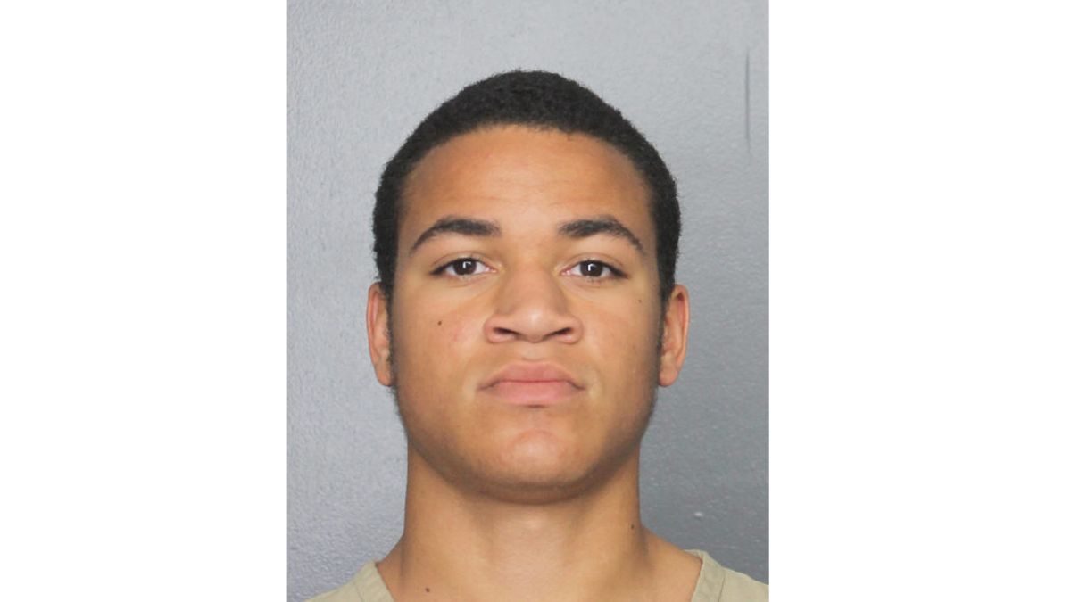 UPDATE Judge sets 500K bond for Nikolas Cruz brother