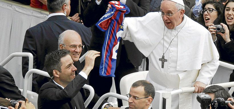 pope-francis-holds-a-san-lorenzos-jersey-40478171