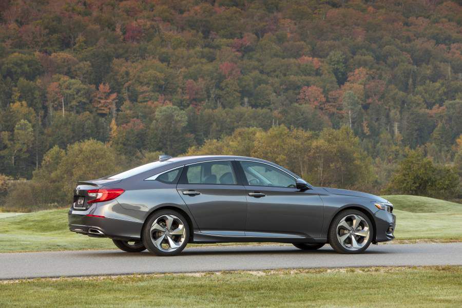 2018_Honda_Accord_2.0T_103-900x600.jpg