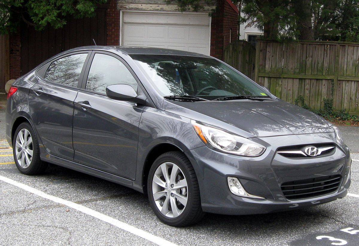 1280px-2012_Hyundai_Accent_GLS_sedan_-_12-14-2011.jpg