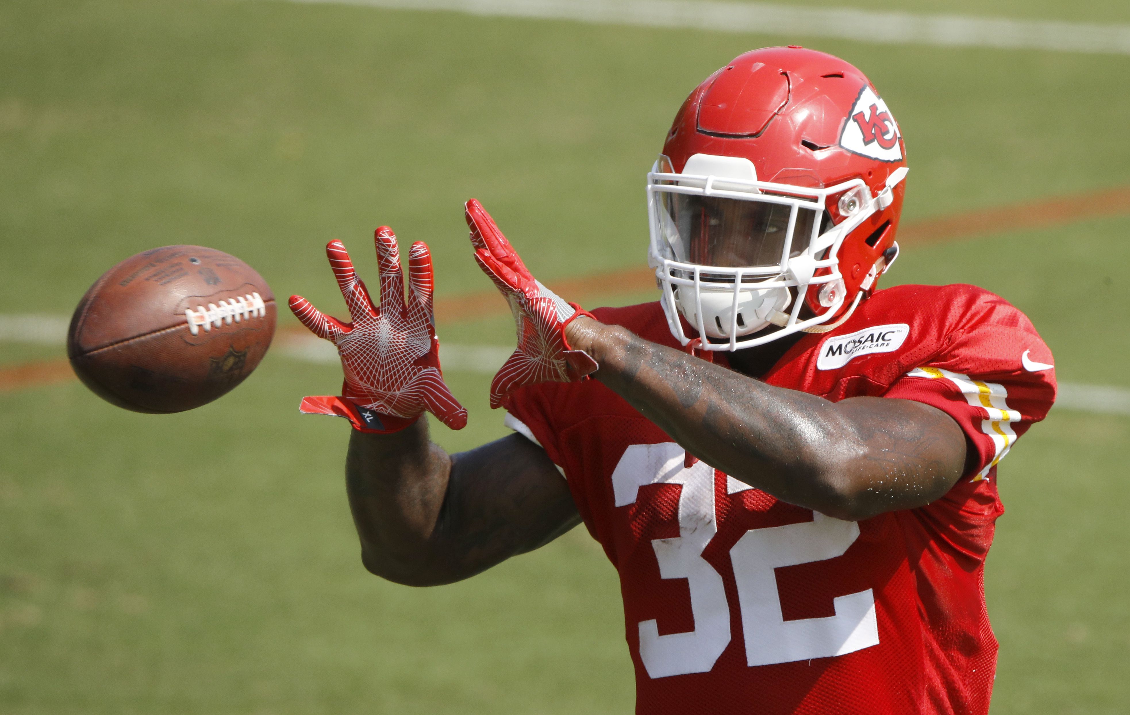 Former Chiefs running back Spencer Ware signs with Chicago Bears