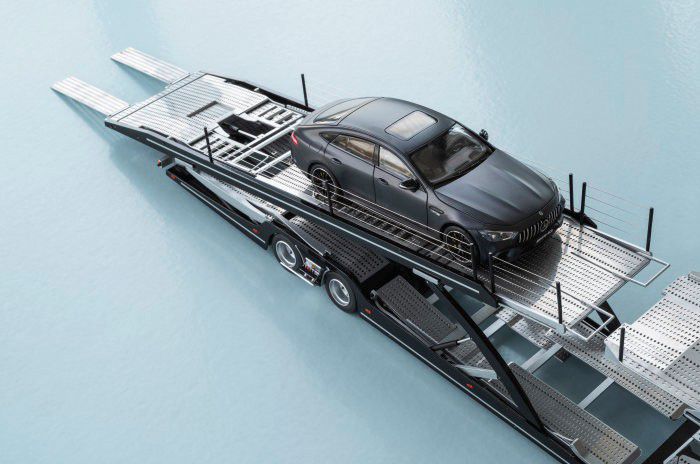 D547869-Mercedes-Benz-model-cars-new-Actros-tractor-with-semitrailerMercedes-Benz-model-cars-new-Actros-tractor-with-semitrailer-A-giant-in-small-form-the-first-ever-car-transporter-in-118-scale.jpg