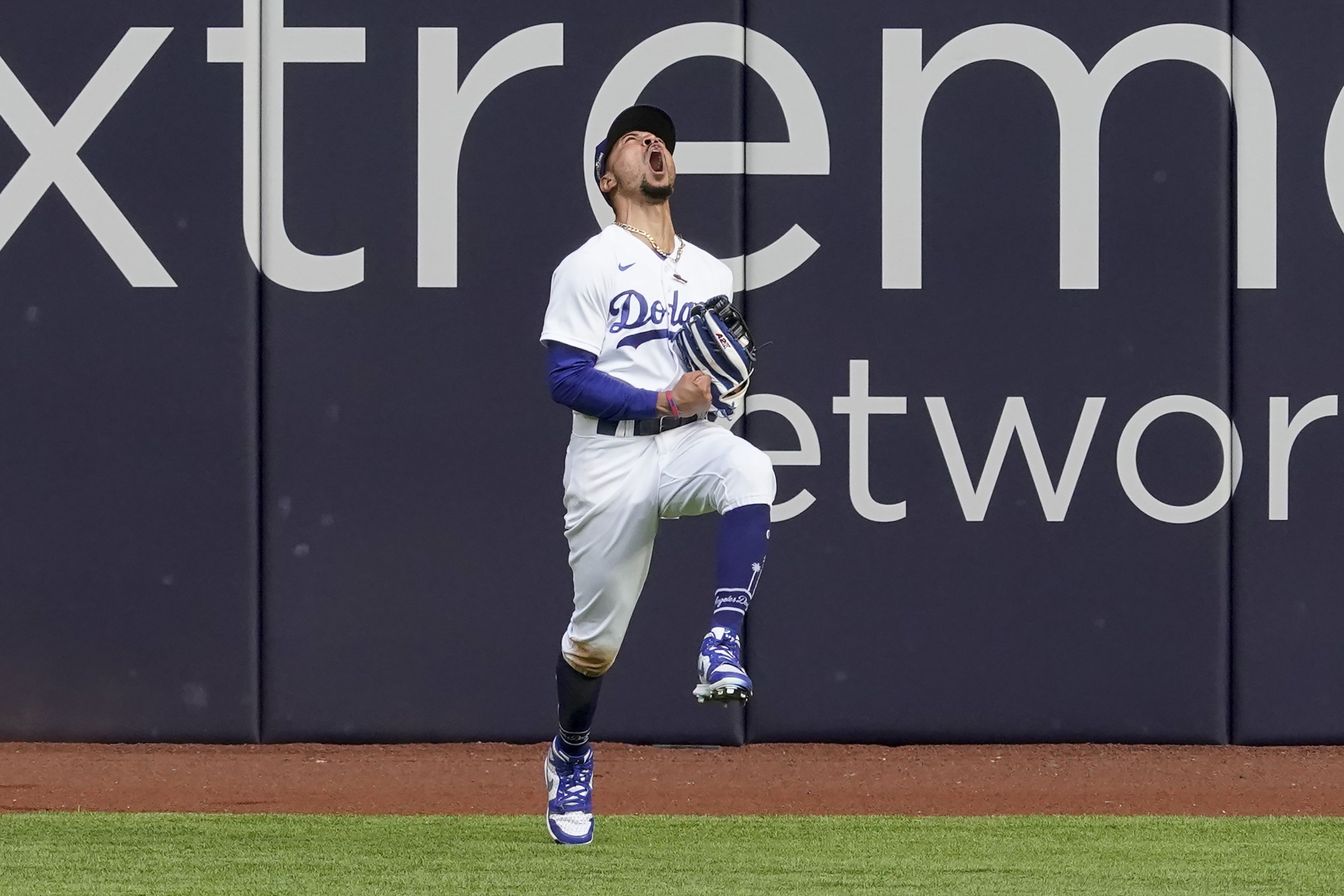 Dodgers-Braves NLCS: Mookie Betts robs Marcell Ozuna with