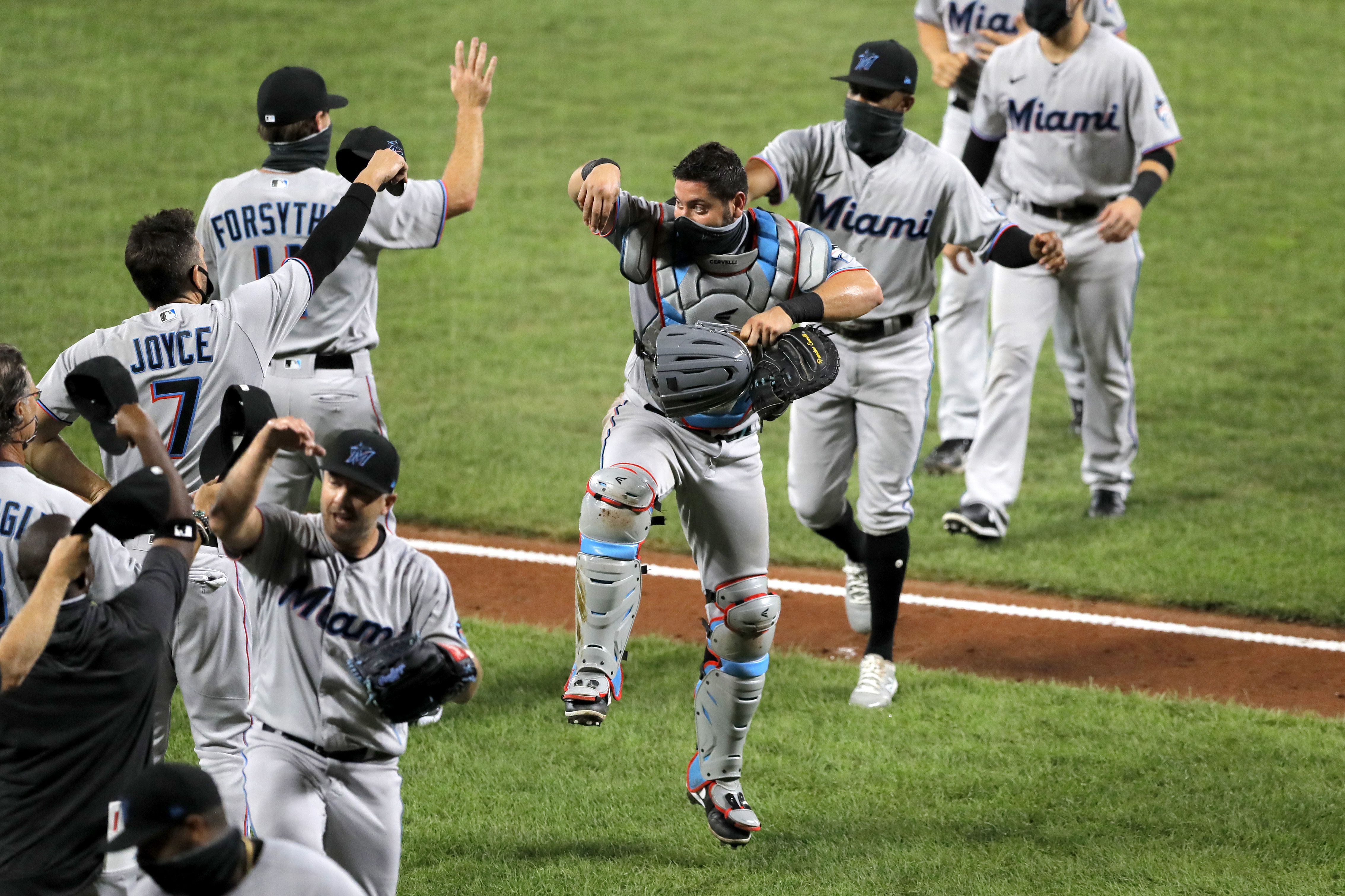 Marlins sign catcher Francisco Cervelli to one-year contract