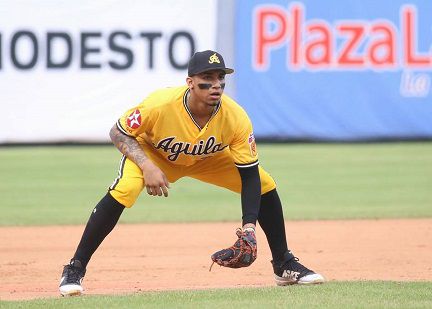 Christian Bethancourt de Águilas Cibaeñas de Republica Dominicana en su  turno al bat del cuarto inning, durante el partido de beisbol de la Serie  del Stock Photo - Alamy