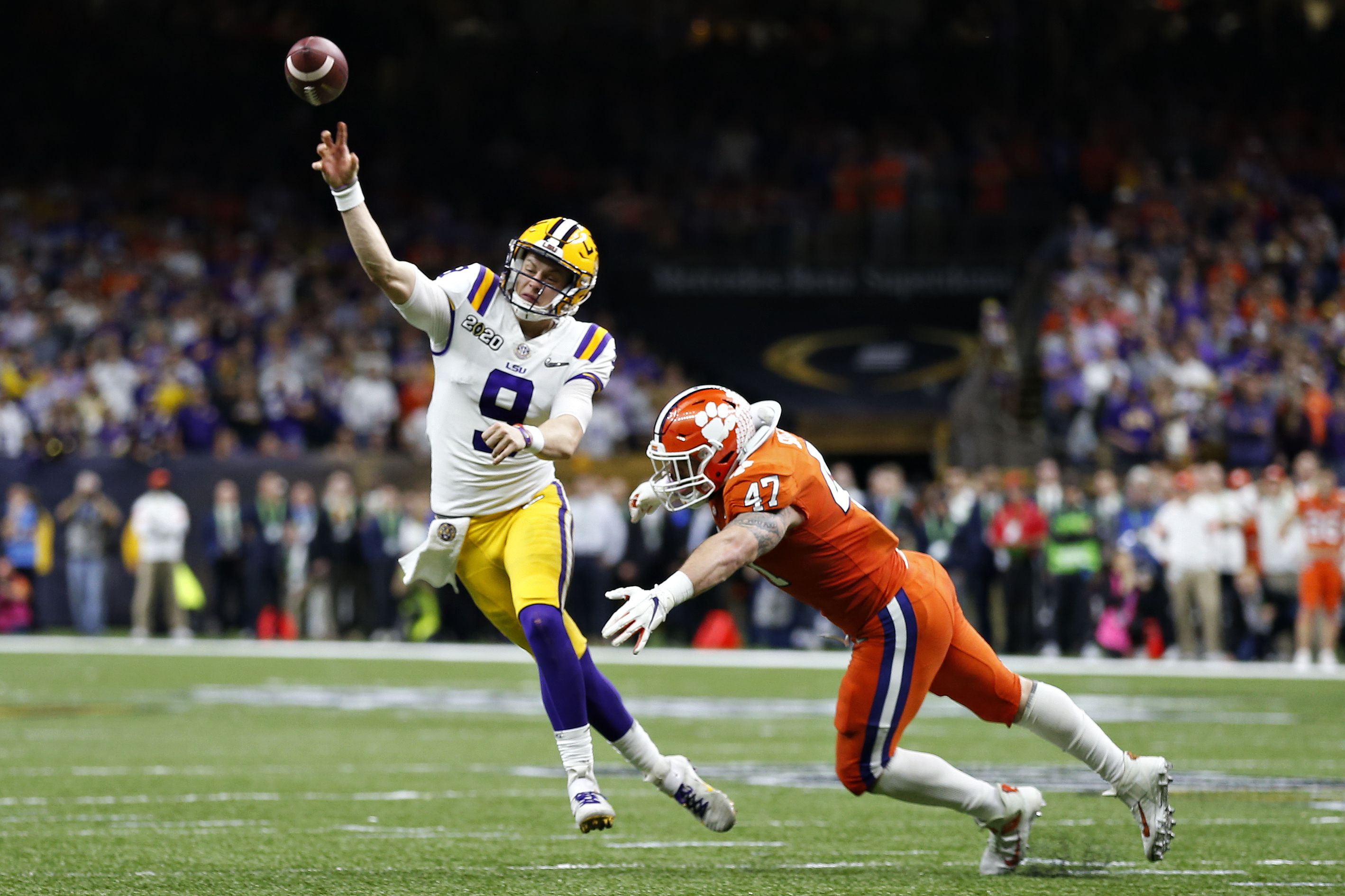 Baton Rouge, Louisiana, USA. 22nd Sep, 2018. LSU QB Joe Burrow #9 gets  ready to throw the ball during the NCAA Football game between the LSU Tigrs  and the Louisiana Tech Bulldogs