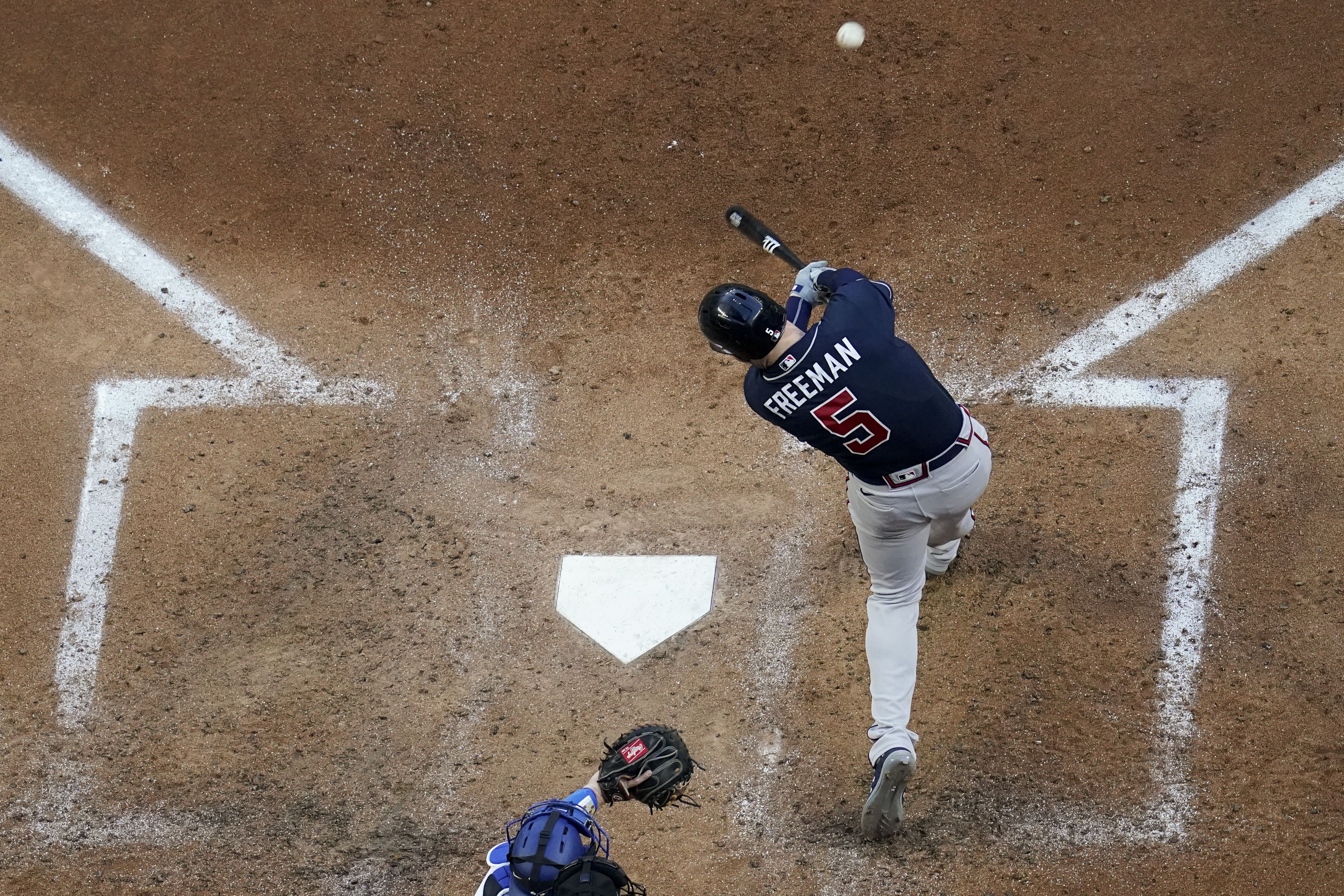 Mark Melancon catches Ozzie Albies home run again in NLCS Game 2