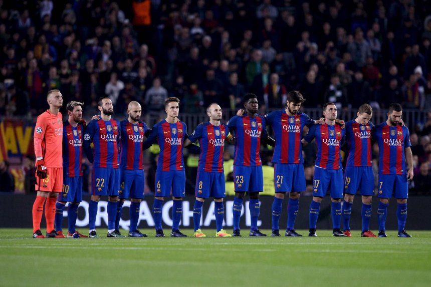 los-futbolistas-del-barcelona-durante-el-minuto-de-silencio-en-el-partido-contra-mnchengladbach-_860_573_1436689