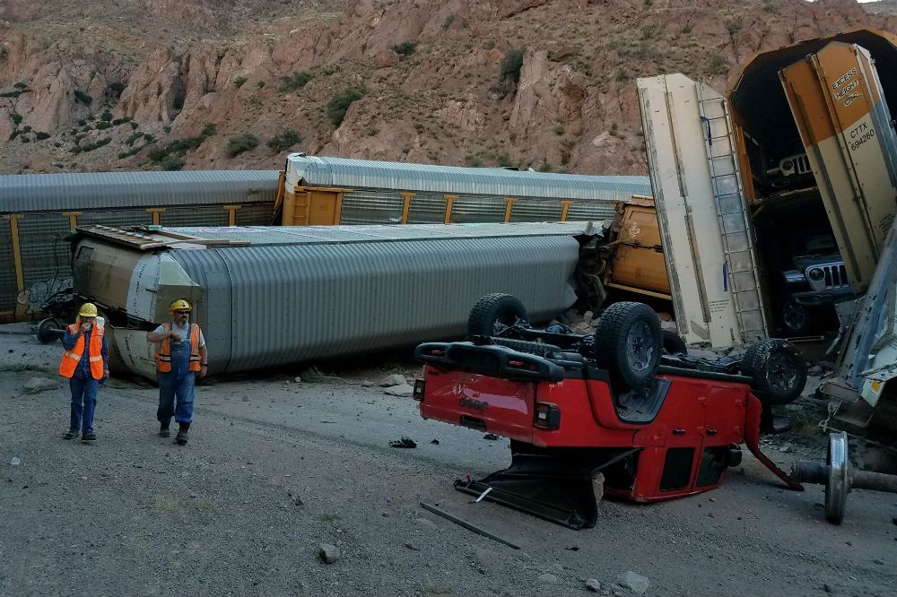 Descarrila-un-tren-cargado-de-Jeep-Galdiator-1.jpg