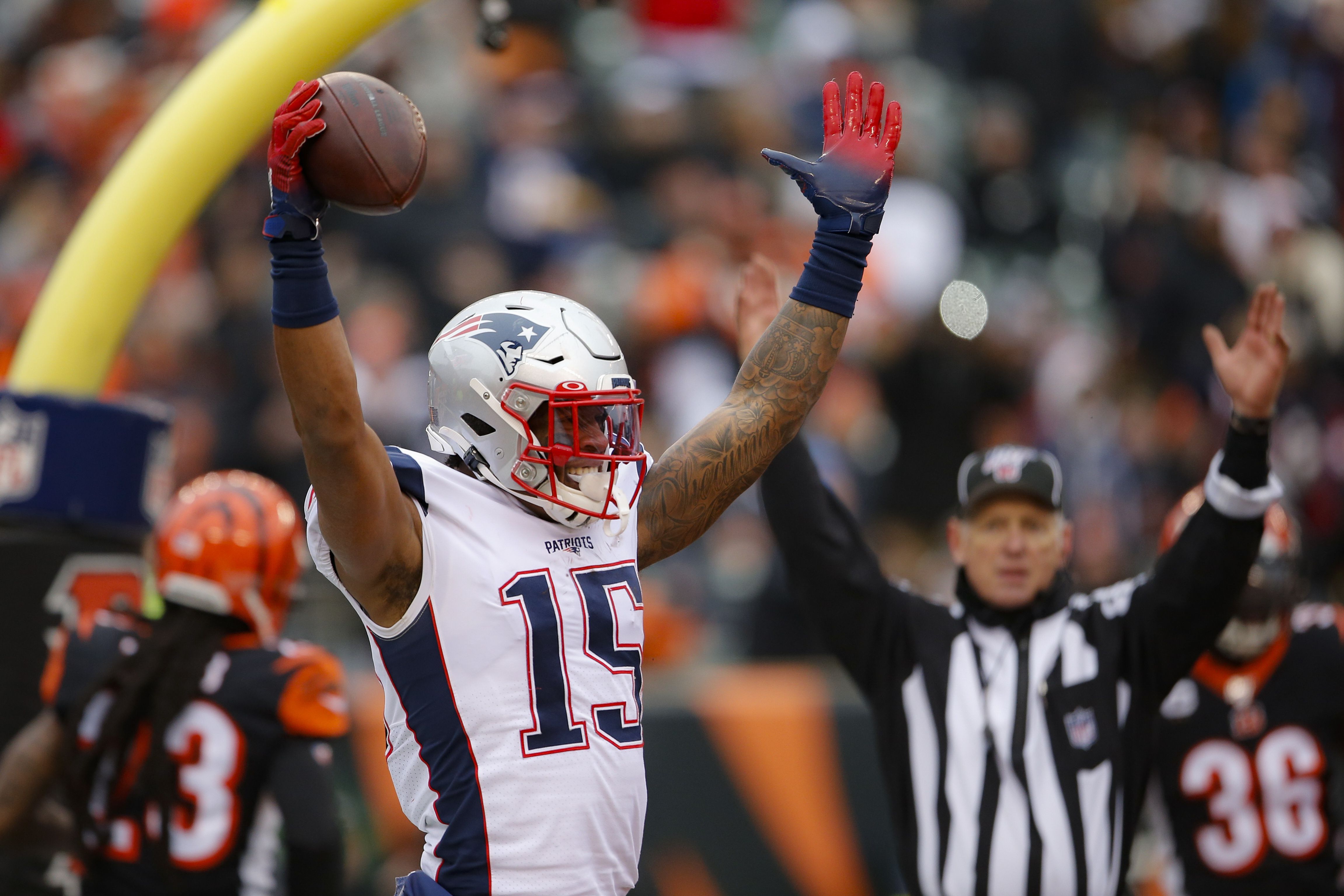 Brady throws 2 TDs, Patriots beat Bengals to clinch playoffs