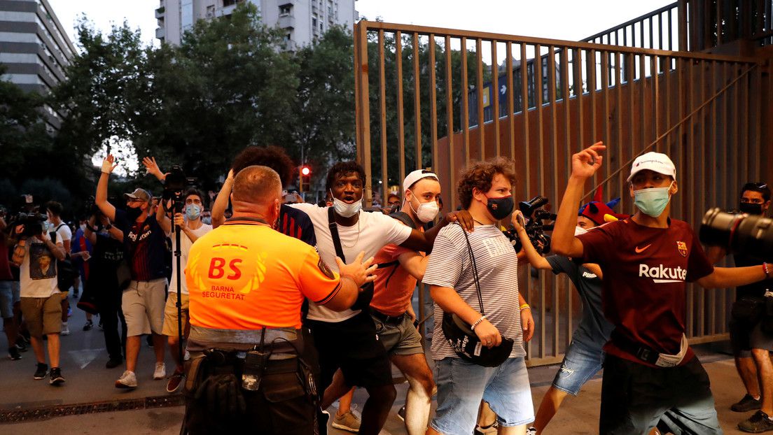 Hinchas del Barcelona ingresan al Camp Nou