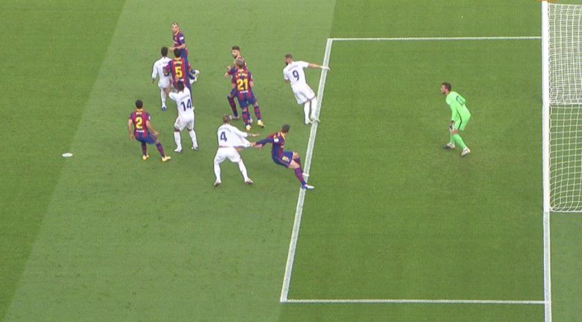 Penal de Lenglet a Sergio Ramos