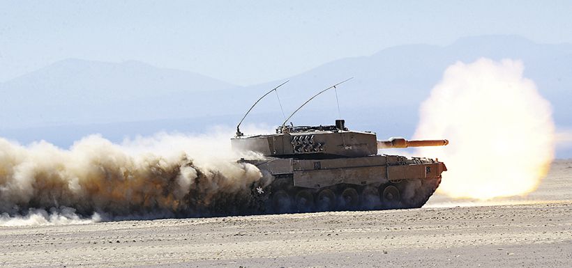 Tanque Leopard 2 A4, del Ejército de Chile, en un ejercicio en el desierto.