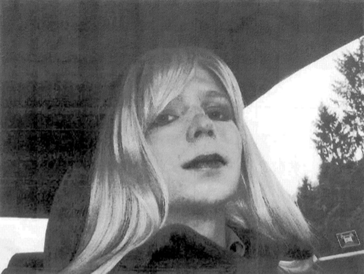 Obama commutes sentence of WikiLeaks source Chelsea Manning