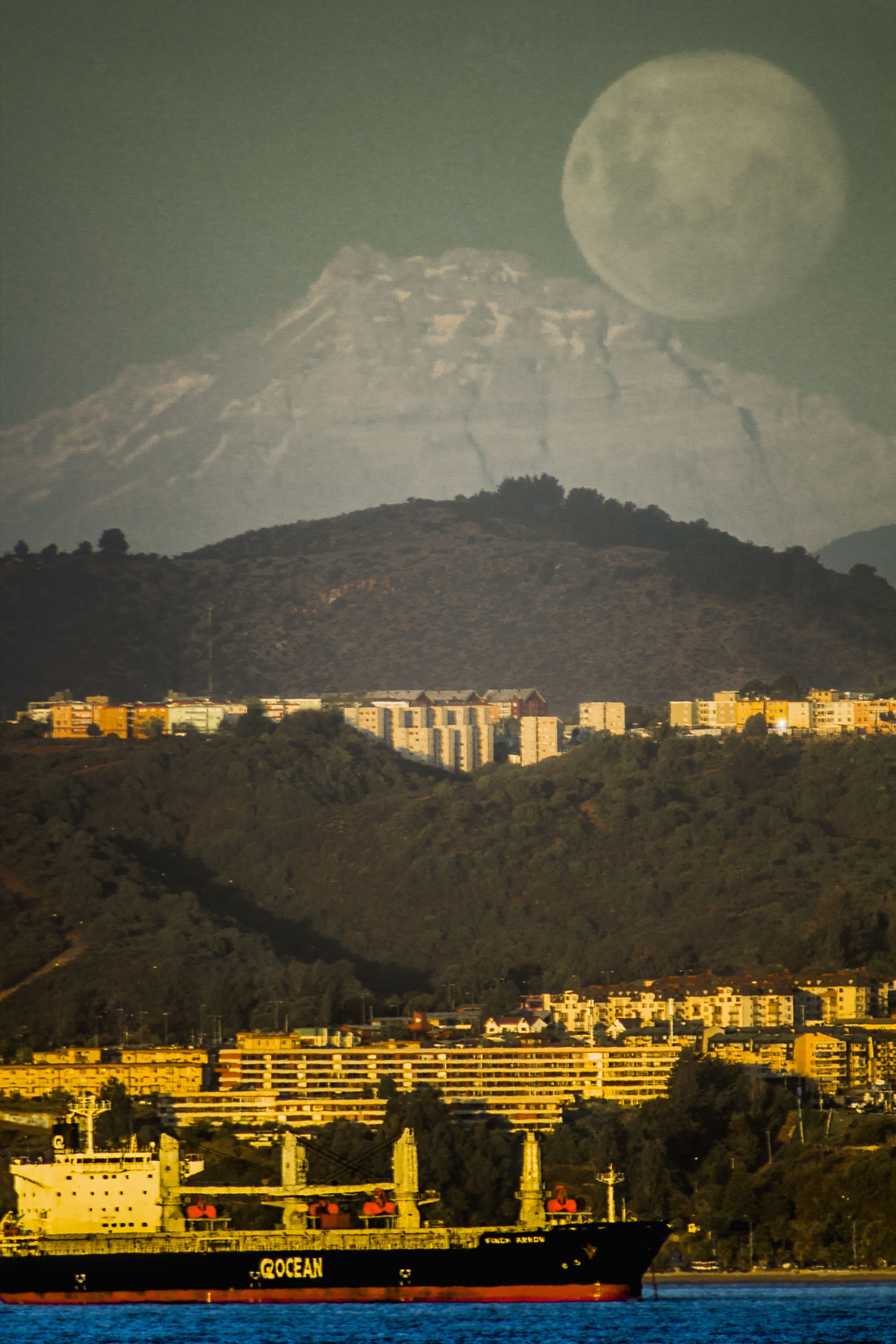 Luna-emerge-sobre-el-Monte-Aconcagua.jpg